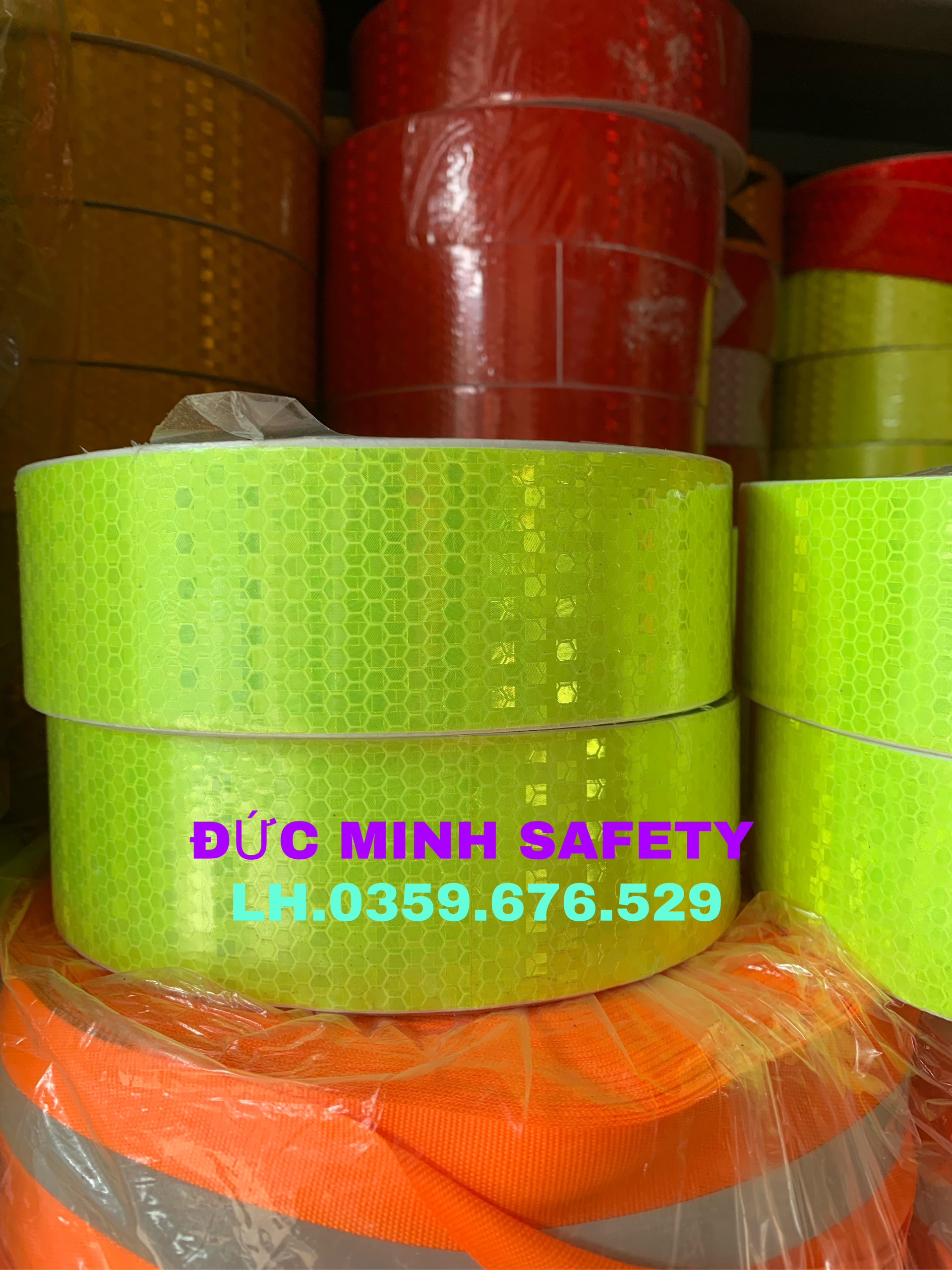 Cuộn băng dính phản quang. Decal phản quang dài 45m rộng 5cm.