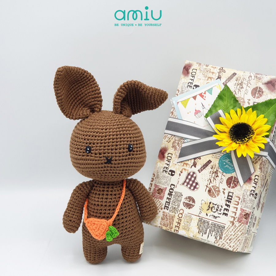 Gấu bông móc len Amigurumi cao cấp - Thỏ nhỏ đeo túi carot