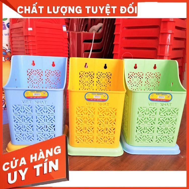 ỐNG CẮM ĐŨA THÌA VIỆT NHẬT HÌNH VUÔNG KÈM LỌ TĂM BẰNG NHỰA