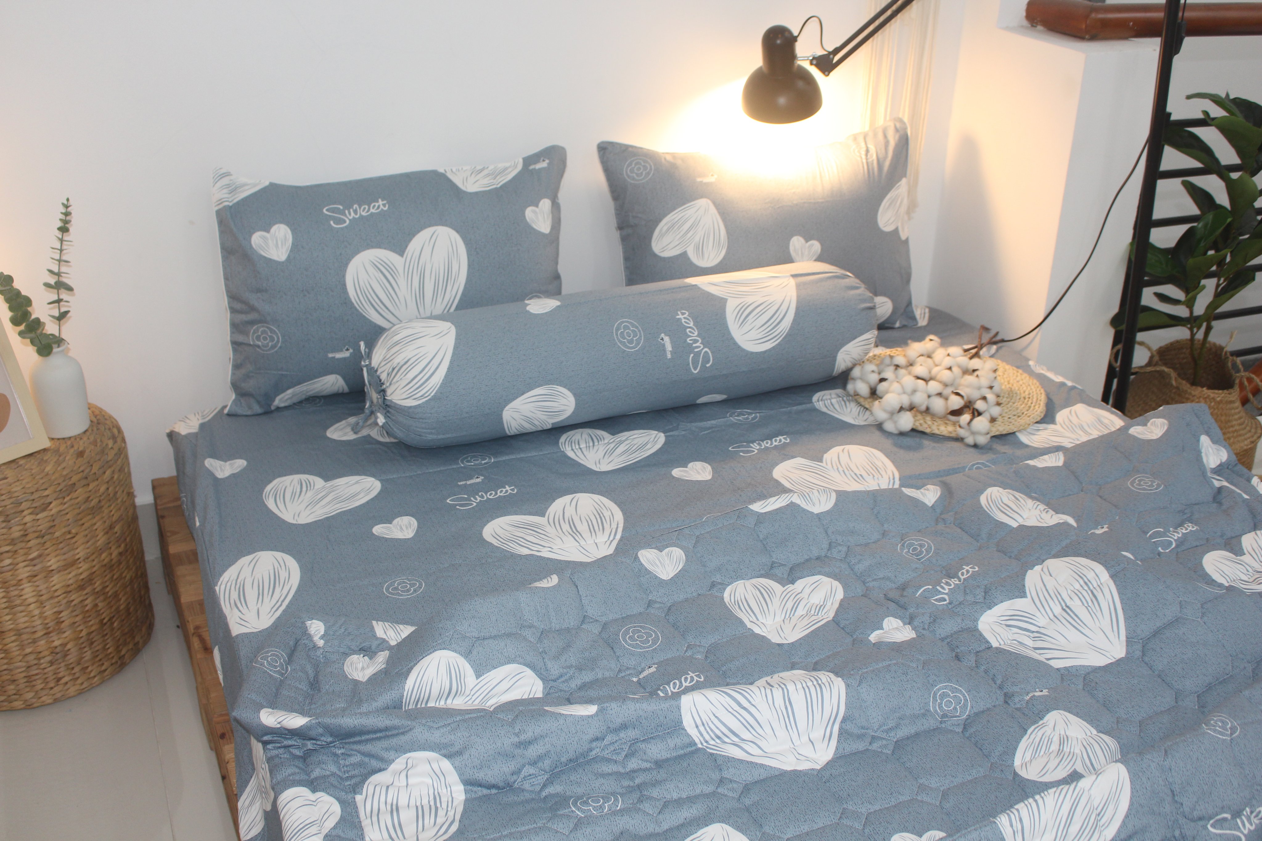 Bộ Drap Gối Cotton -Mẫu Tim Trắng Nền Xám- vải dày dặn, mát mẻ, siêu thấm mồ hôi