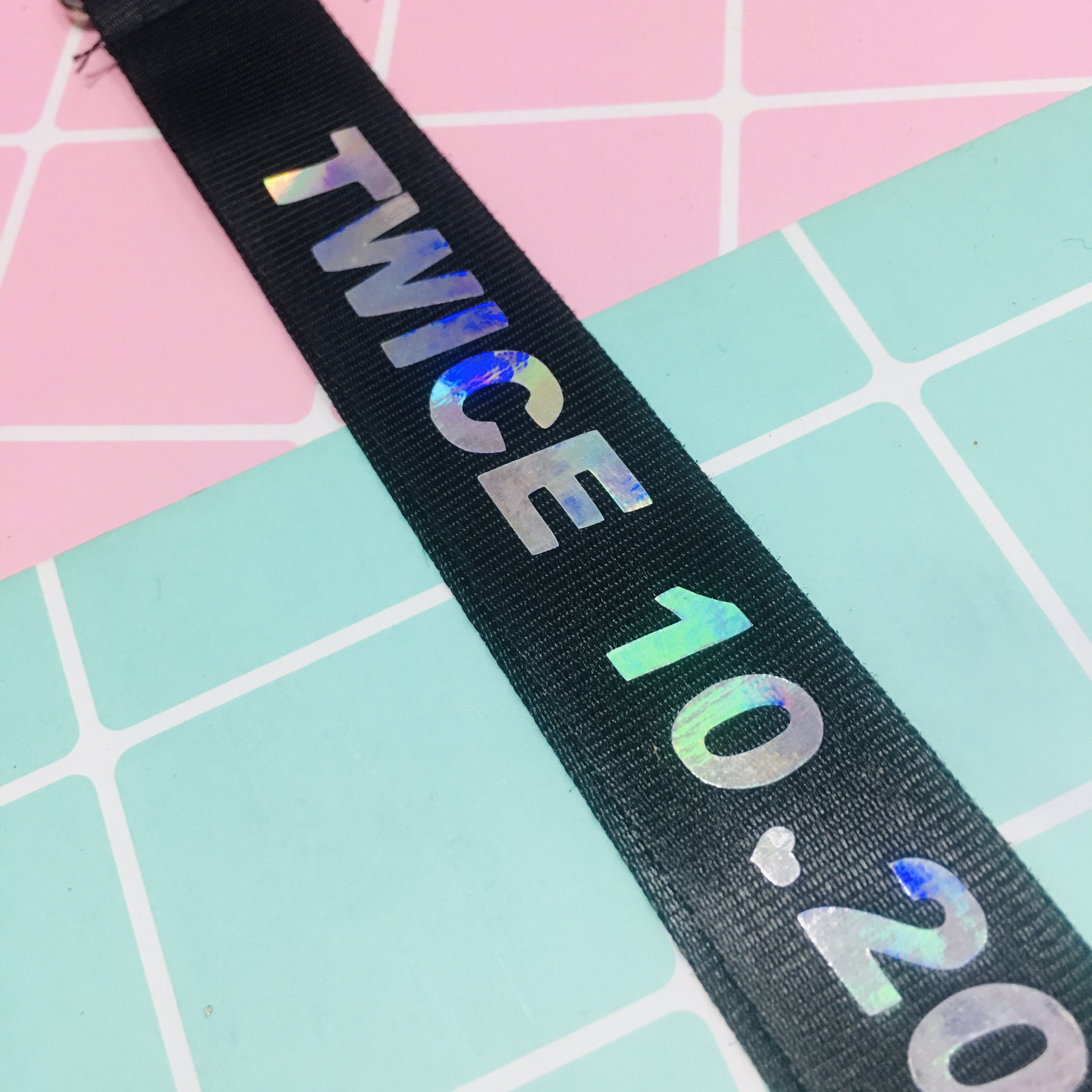 Móc khoá nametag TWICE chữ PHẢN QUANG KPOP