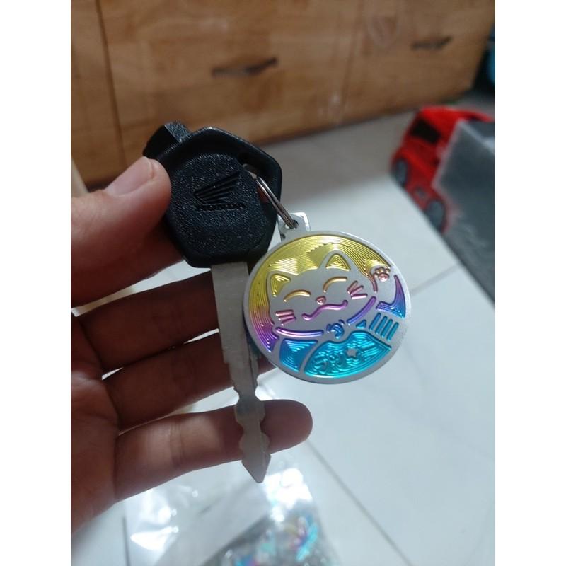 Logo móc khoá mèo may mắn titan điện phân màu siêu đẹp