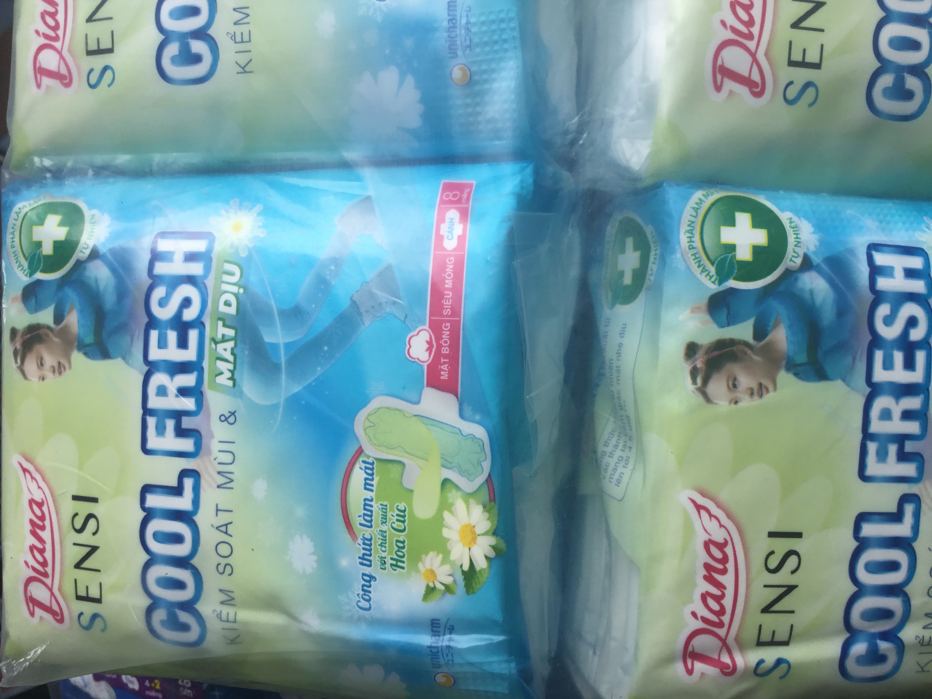 Combo 2 Gói Băng Vệ Sinh Diana Sensi Cool Fresh Chiết Xuất Hoa Cúc Mát Diệu Siêu Mỏng Cánh 8 Miếng/Gói- Date luôn mới