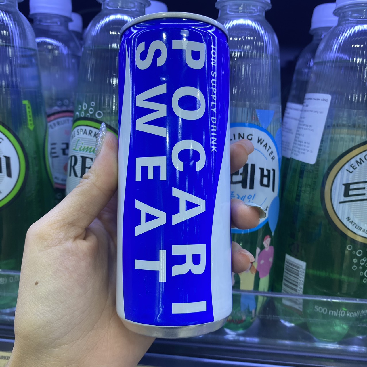 Nước Giải Khát Không Ga POCARI SWEAT Hàn Quốc Lon 245ML / 현주FC) 포카리 스웨트 245ML