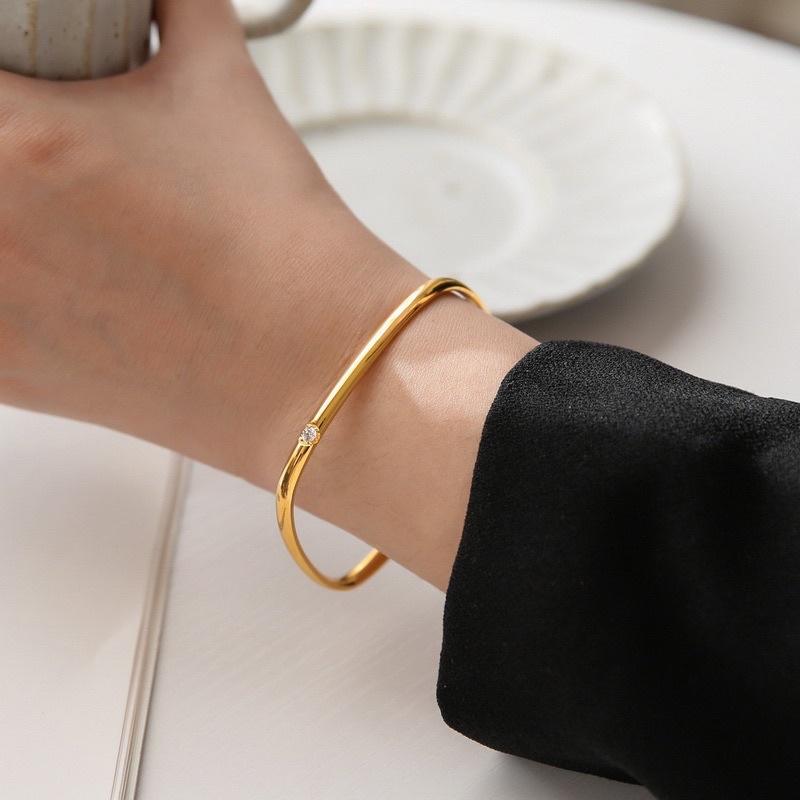 Vòng tay nữ titan không đen vuông lạ mắt đính ngọc đẹp Ring House