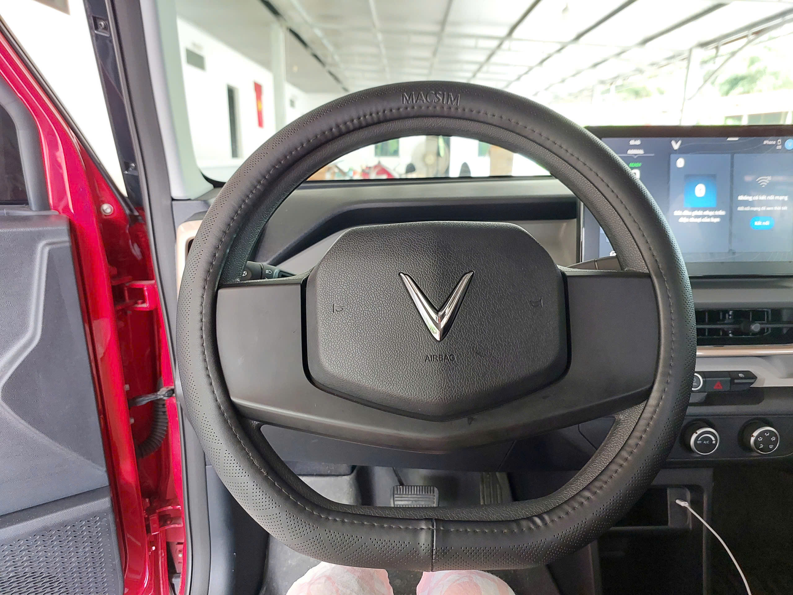Bọc vô lăng cao cấp Macsim dành cho Vinfast E34, VF3, VF5, VF8, VF9 mã DCUT L16T-2 chất liệu da thật - Khâu tay 100%