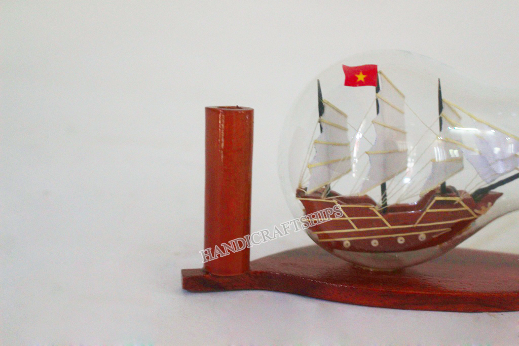 Mô hình thuyền gỗ trong bóng đèn