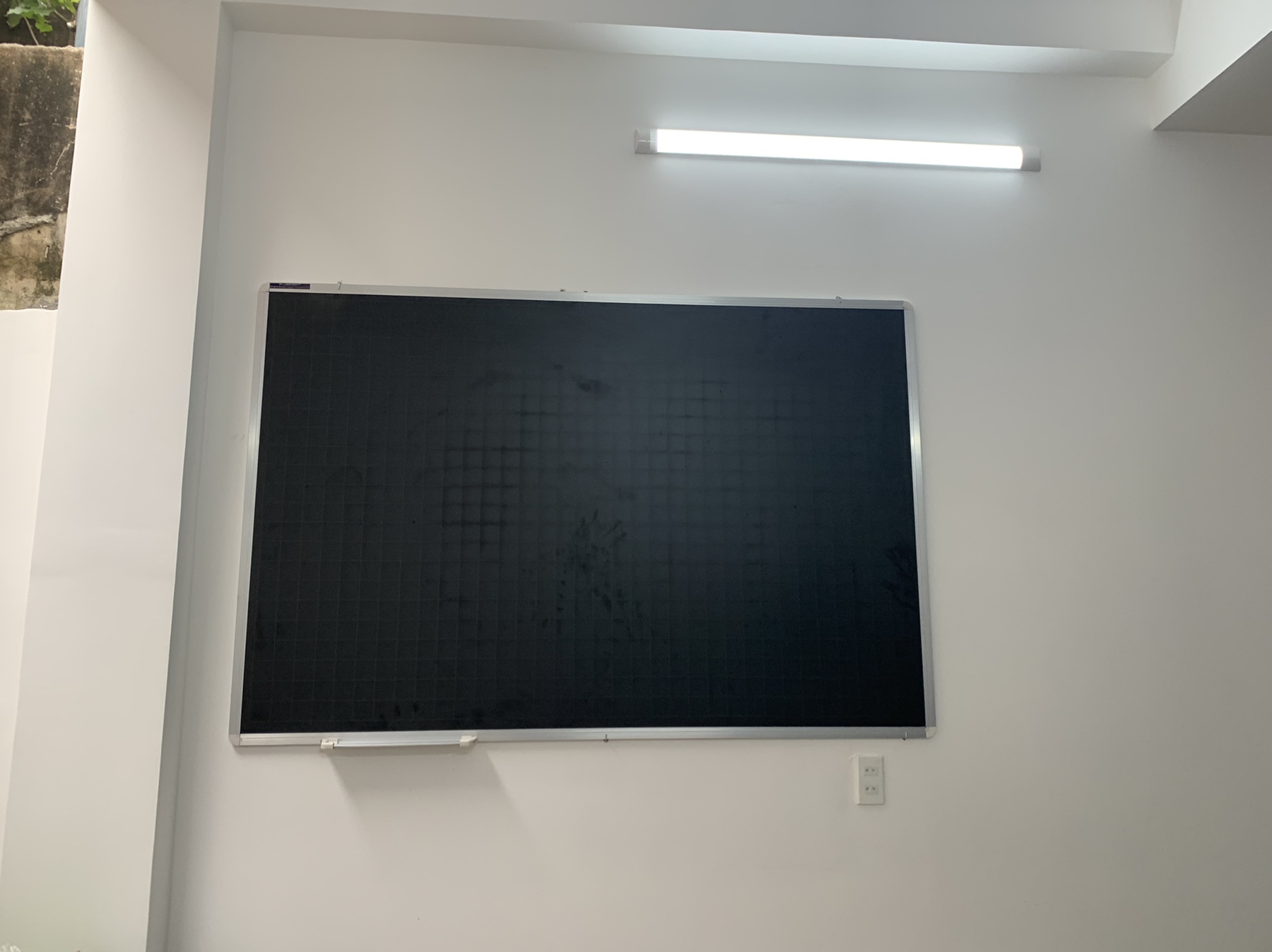 Bảng viết phấn màu đen PolyTaiwan - Có kẻ ô ly vuông - Kích thước 80x120cm
