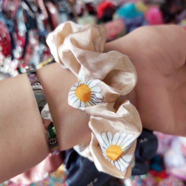 Scrunchies hoa cúc phi bóng
