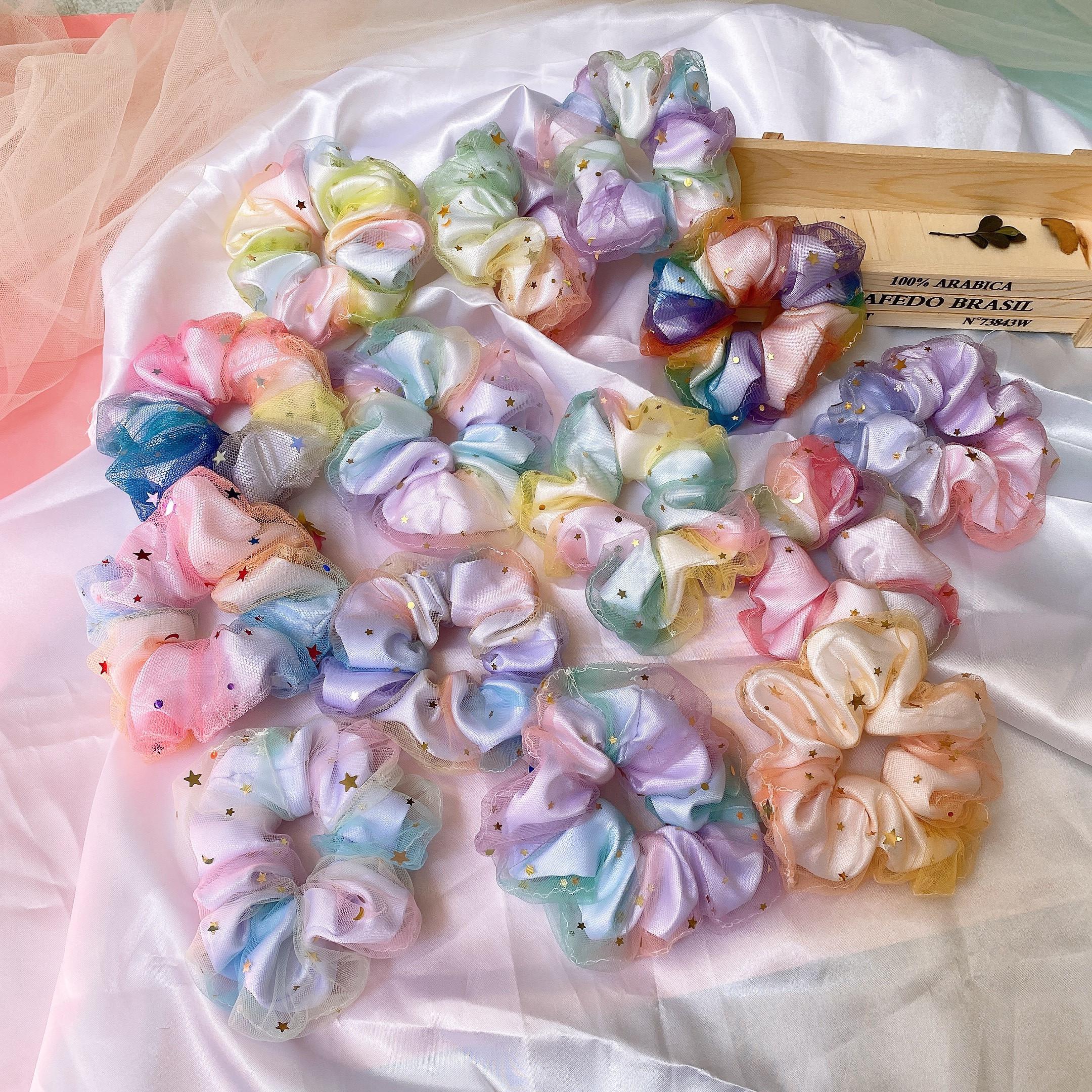 SET 2 SCRUNCHIES GALAXY SAO LẤP LÁNH 2 LỚP, MÀU NGÂU NHIÊN, CỘT TÓC VẢI ĐEO TAY XINH