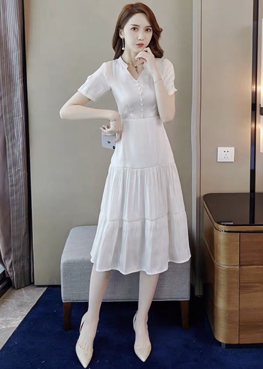 Đầm trắng cổ úp 3 tầng