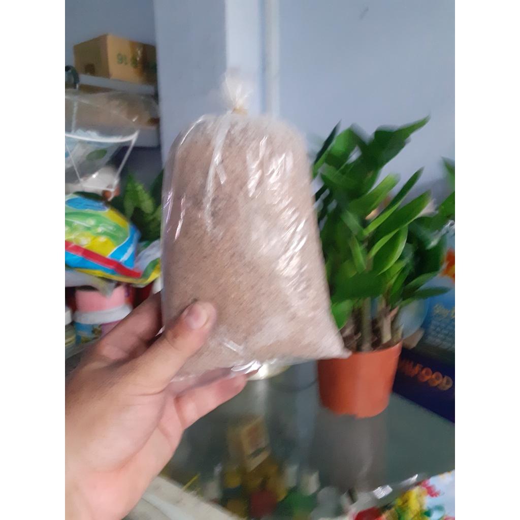 Bịch nửa ký phân bánh dầu đã nghiền bột.