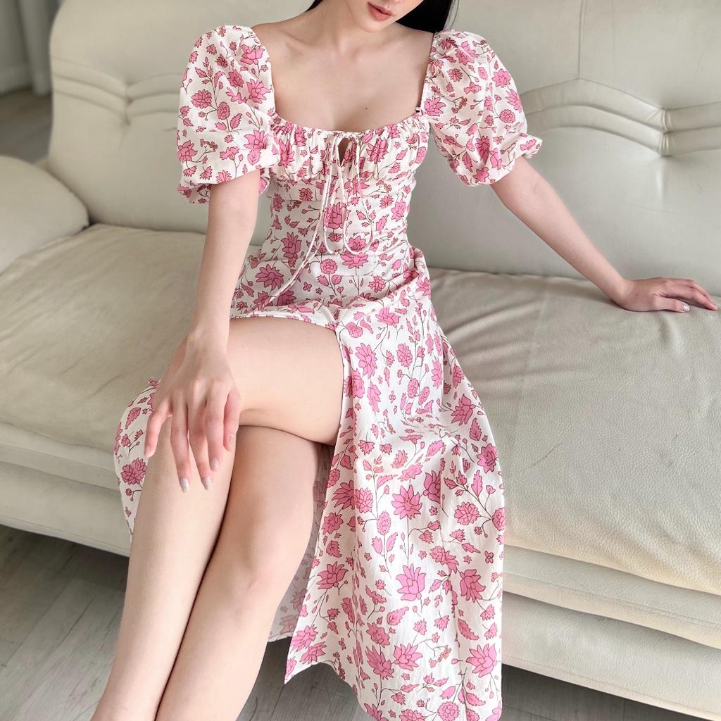 KIOBI – Đầm Chloris form midi ôm cúp ngực, tay phồng ngắn cổ điển, tùng xẻ, lưng thun, vải cotton hoa hồng - KID224169HH