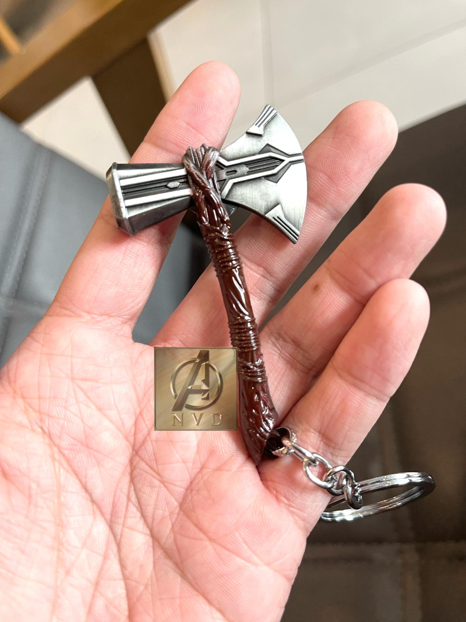 Móc khoá Marvel Thor Stormbreaker cán nâu cực đẹp