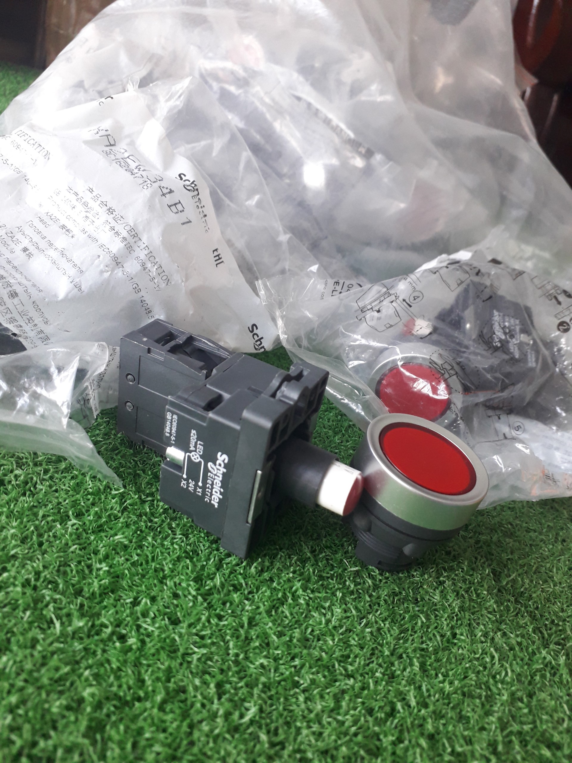 Nút nhấn có đèn XA2EW34B1 Schneider - Ø22 màu đỏ 24VAC/DC Chính hãng