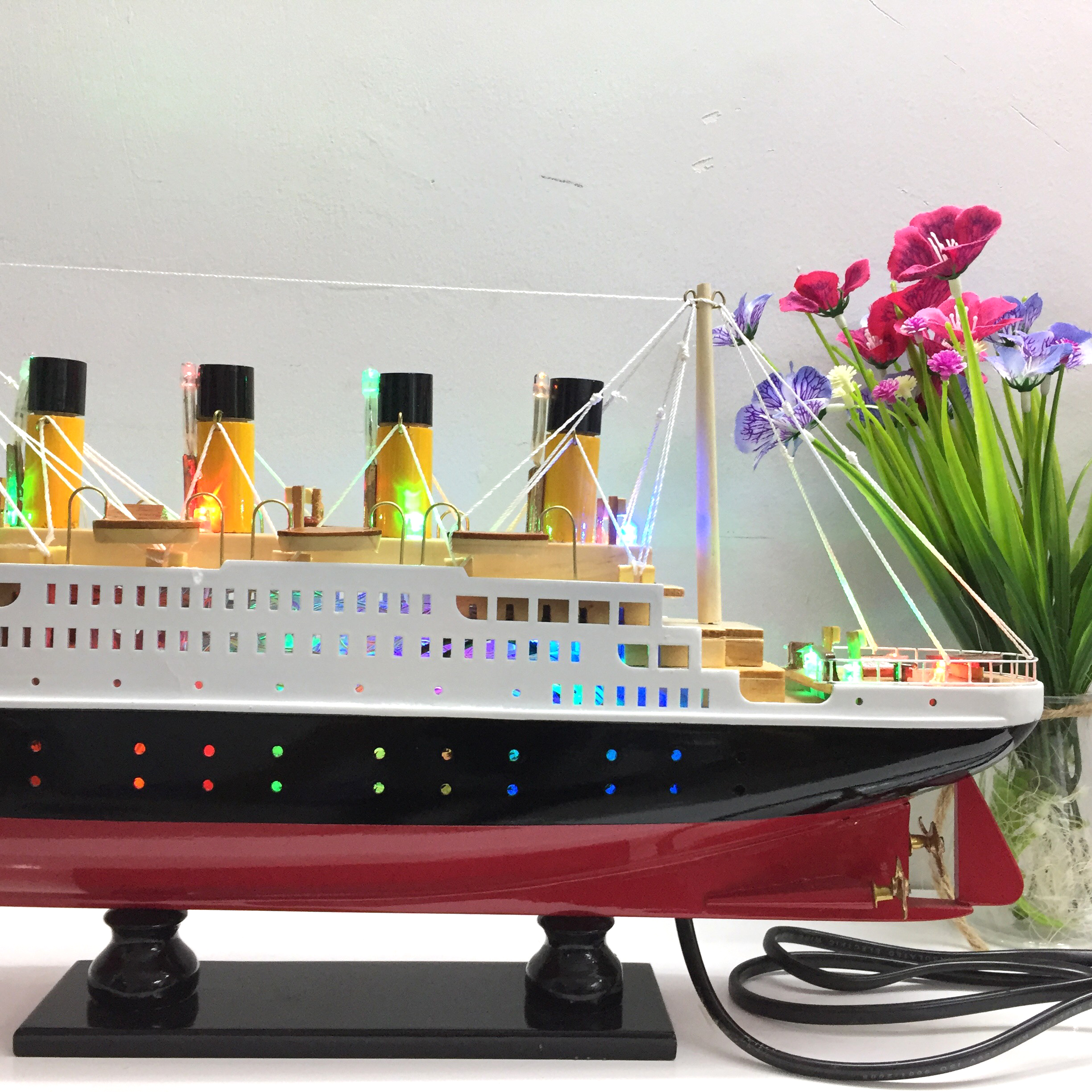 Mô hình du thuyền gỗ RMS Titanic (thân 40cm - đèn led màu)