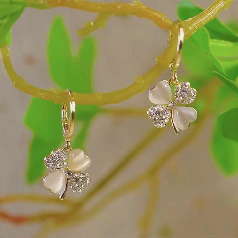 Khuyên tai cỏ ba lá opal đá