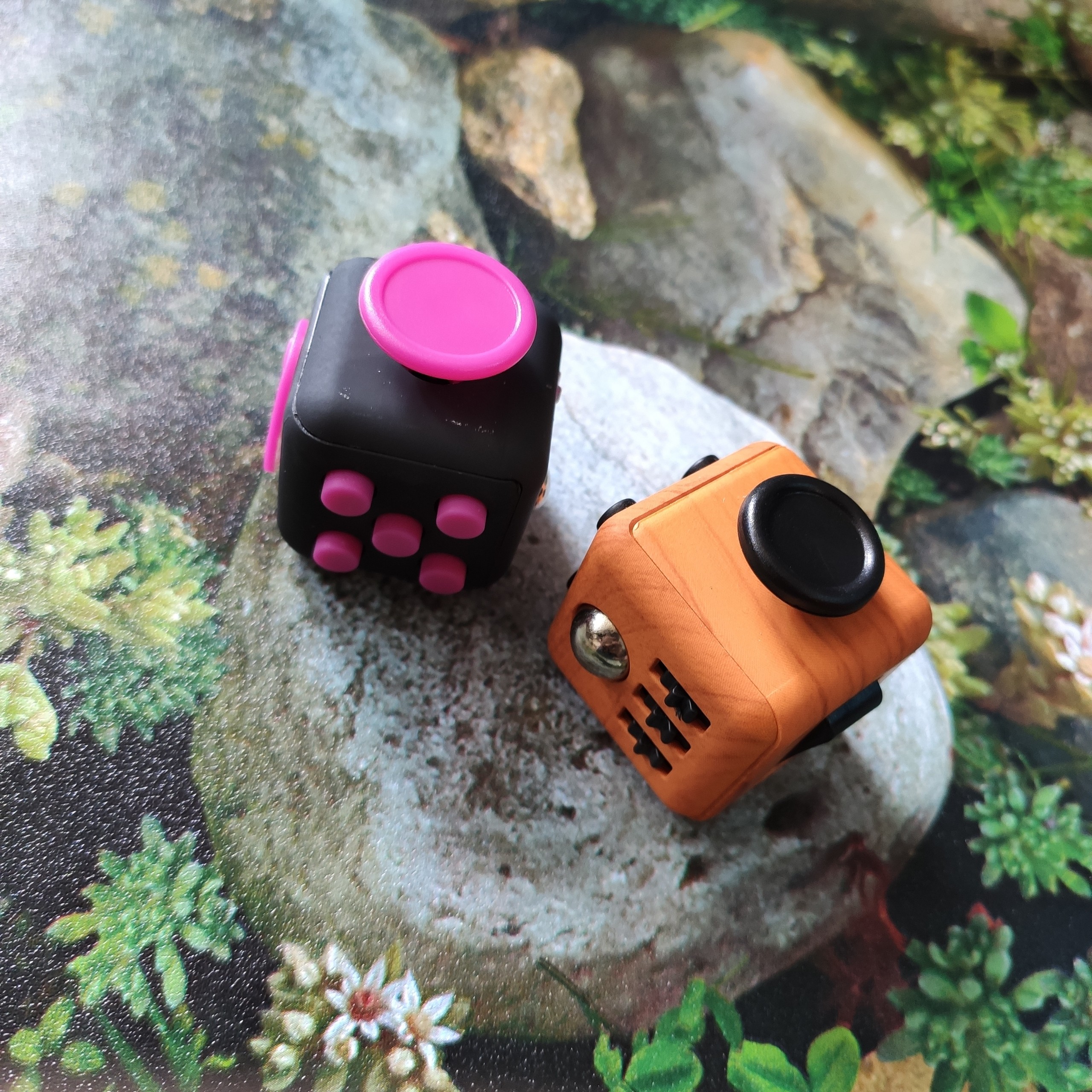 Fidget Cube - Dụng Cụ Giúp Tập Trung Kỳ Diệu Trong Công Việc Màu Ngẫu Nhiên