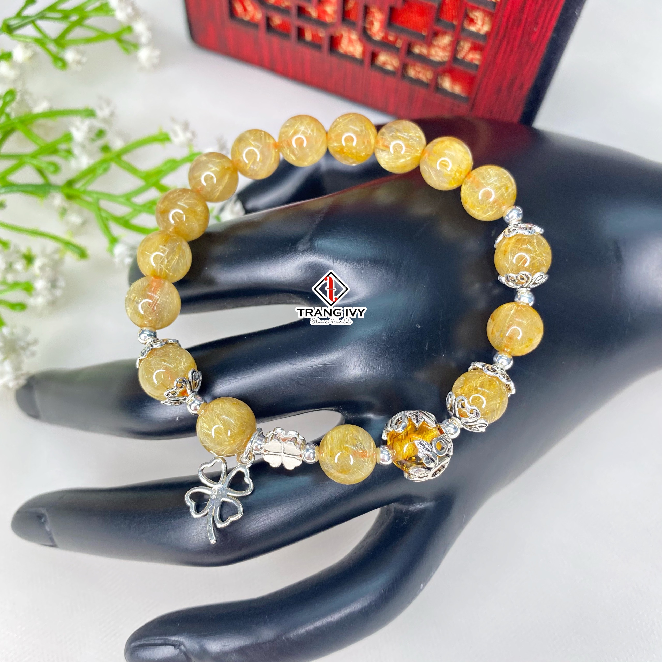 Vòng Tay Thạch Anh Tóc Vàng Mix Charm Cỏ Bốn Lá