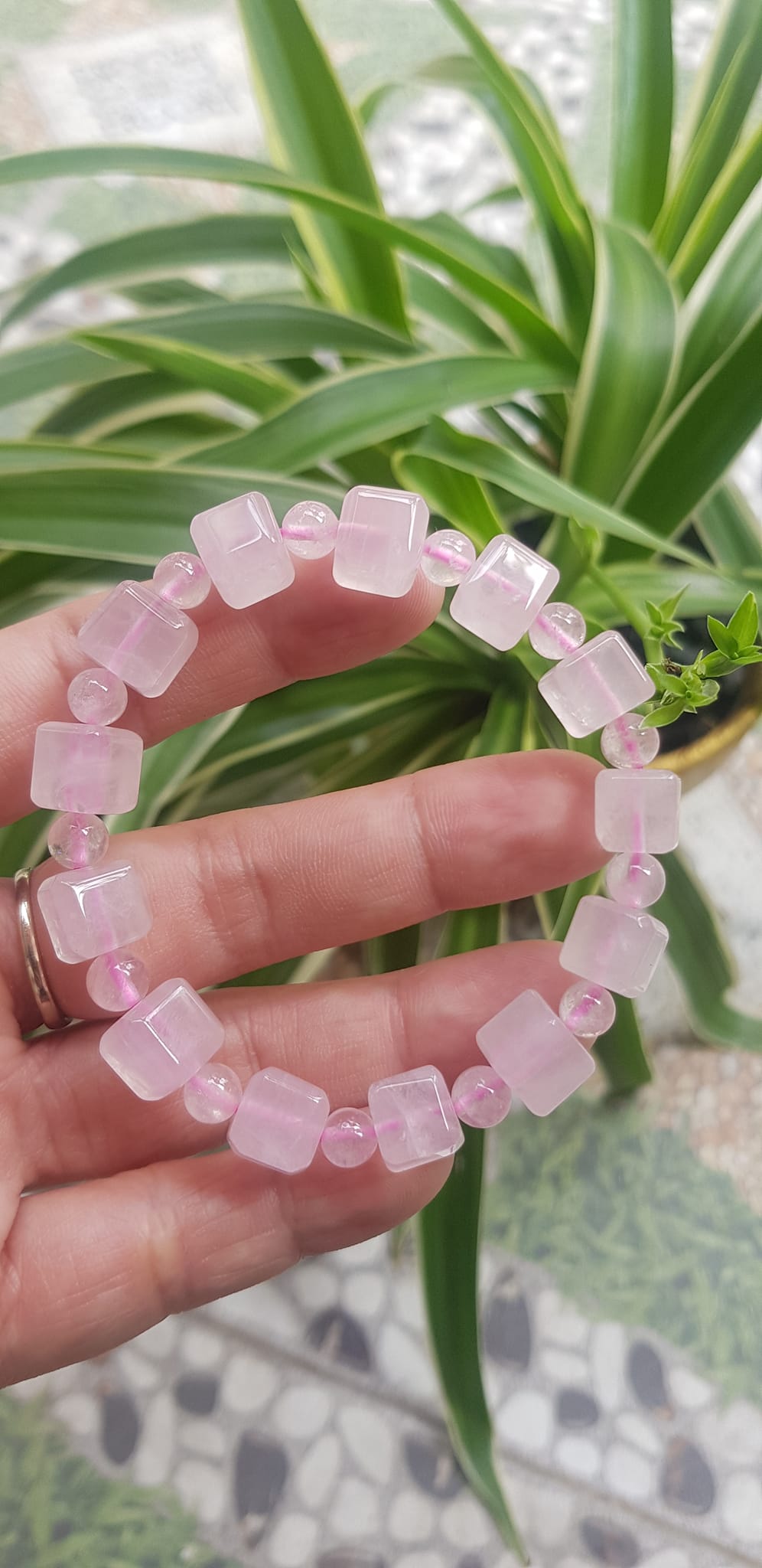 Vòng tay nữ kiểu đá thạch anh hồng tự nhiên hạt vuông tròn đan xen rất là đẹp Size hạt vuông 9mm phối bi nhỏ 6mm màu hồng tươi nhẹ nhàng nữ mệnh hỏa mệnh thổ đeo có 499k ạ