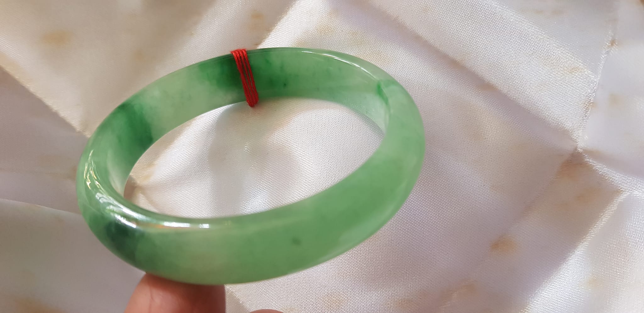 Vòng Cẩm Thạch tự nhiên Bản Hẹ Sịn size 53mm x cao 12mm x dầy 7mm màu xanh lý tươi bóng đẹp nữ 51kg - 56kg đeo ạ
