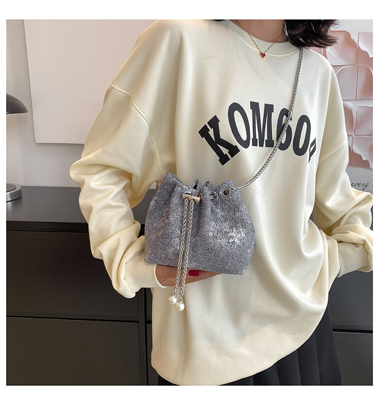 Túi Đeo Chéo Nữ Thời Trang chất Polyester đứng form,bề mặt bóng nhẹ mềm tay. Kiểu dáng và màu sắc thời trang,trẻ trung và năng động.Túi thích hợp cho chị em đi làm,đi chơi,đi tiệc nhé