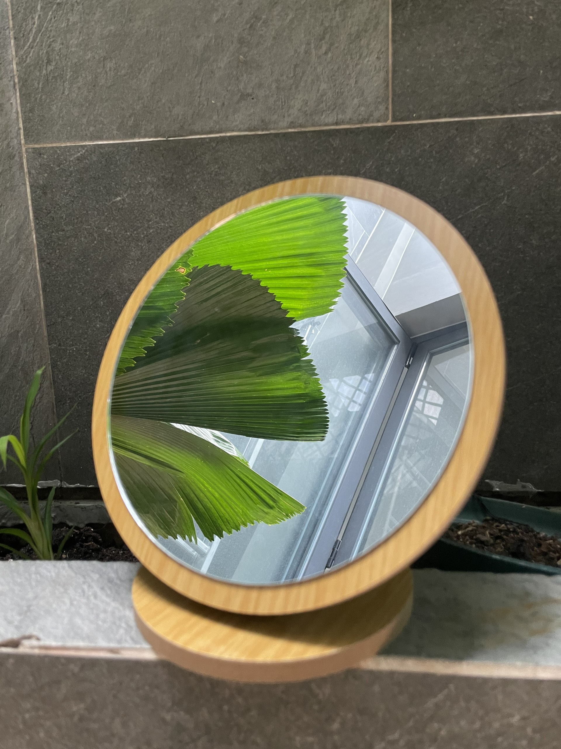 Gương trang điểm đế gỗ để bàn xinh xắn hình tròn