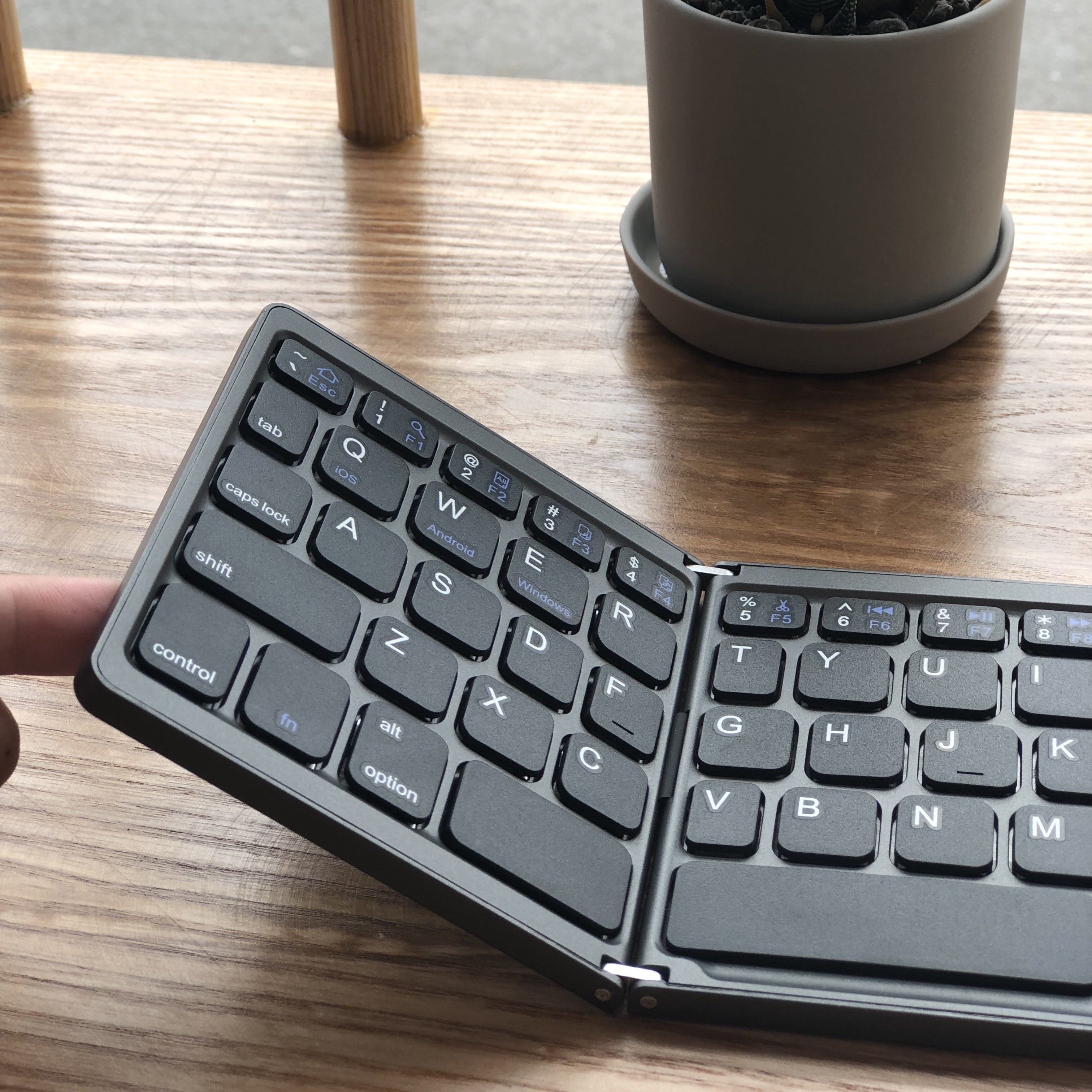 Bàn Phím Mini Keyboard Gập Gọn Bluetooth Kèm Touchpad