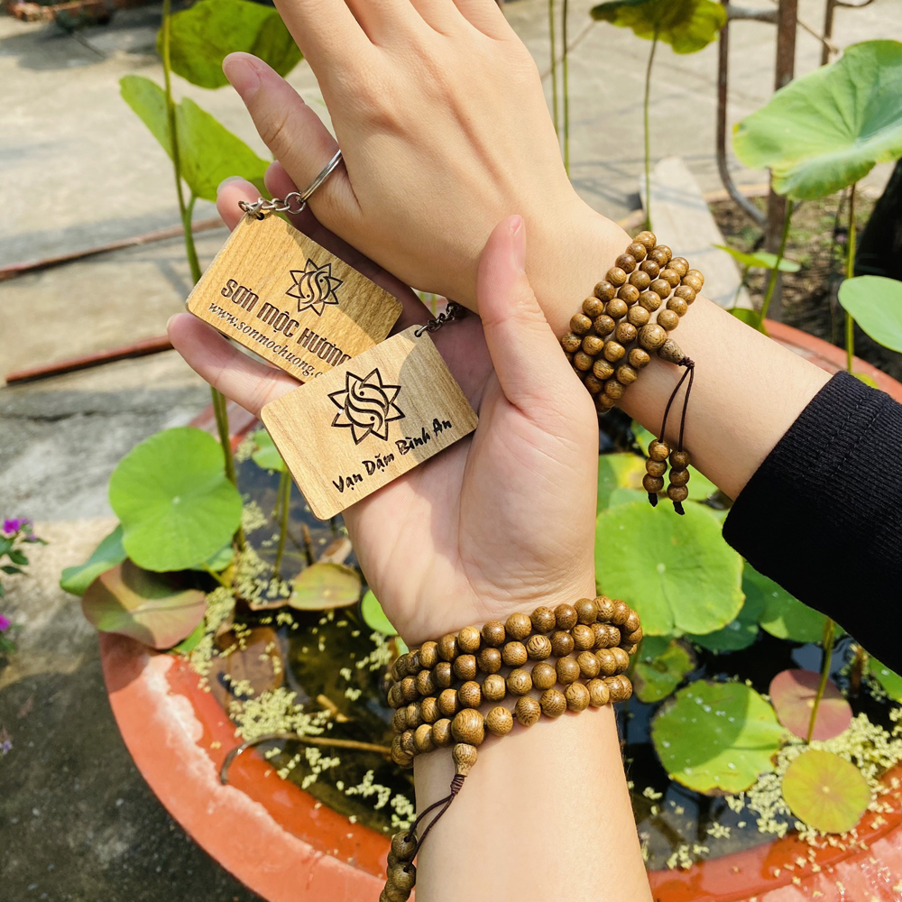Vòng tay trầm hương phong thủy 108 hạt nam nữ Sơn Mộc Hương từ trầm tốc tự nhiên giúp mang lại may mắn, bình an và tài lộc cho người đeo