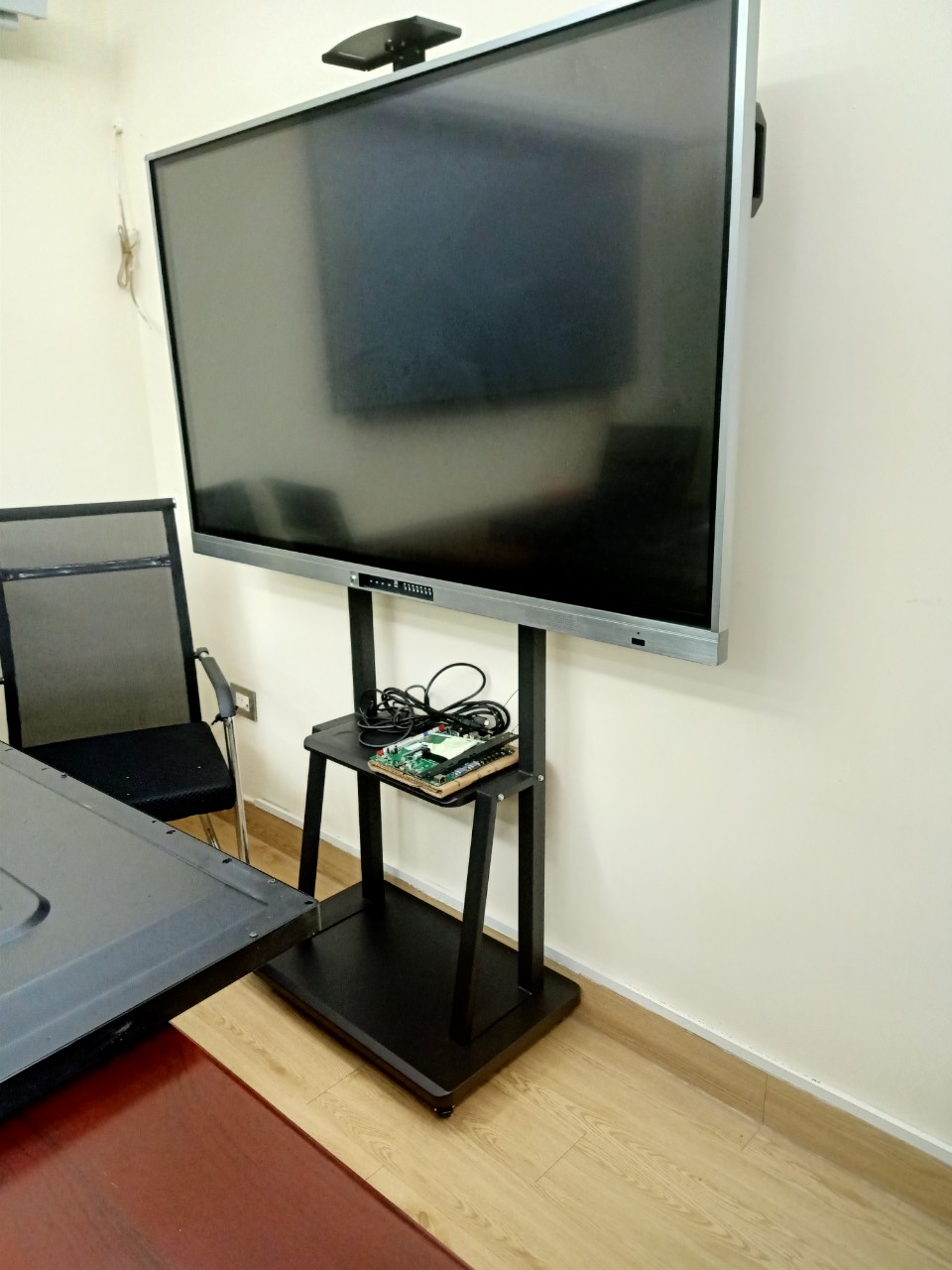 CHÂN ĐỠ TIVI DI ĐỘNG CÓ BÁNH XE DÙNG CHO MÀN HÌNH TỪ 32 INCH - 120 INCH