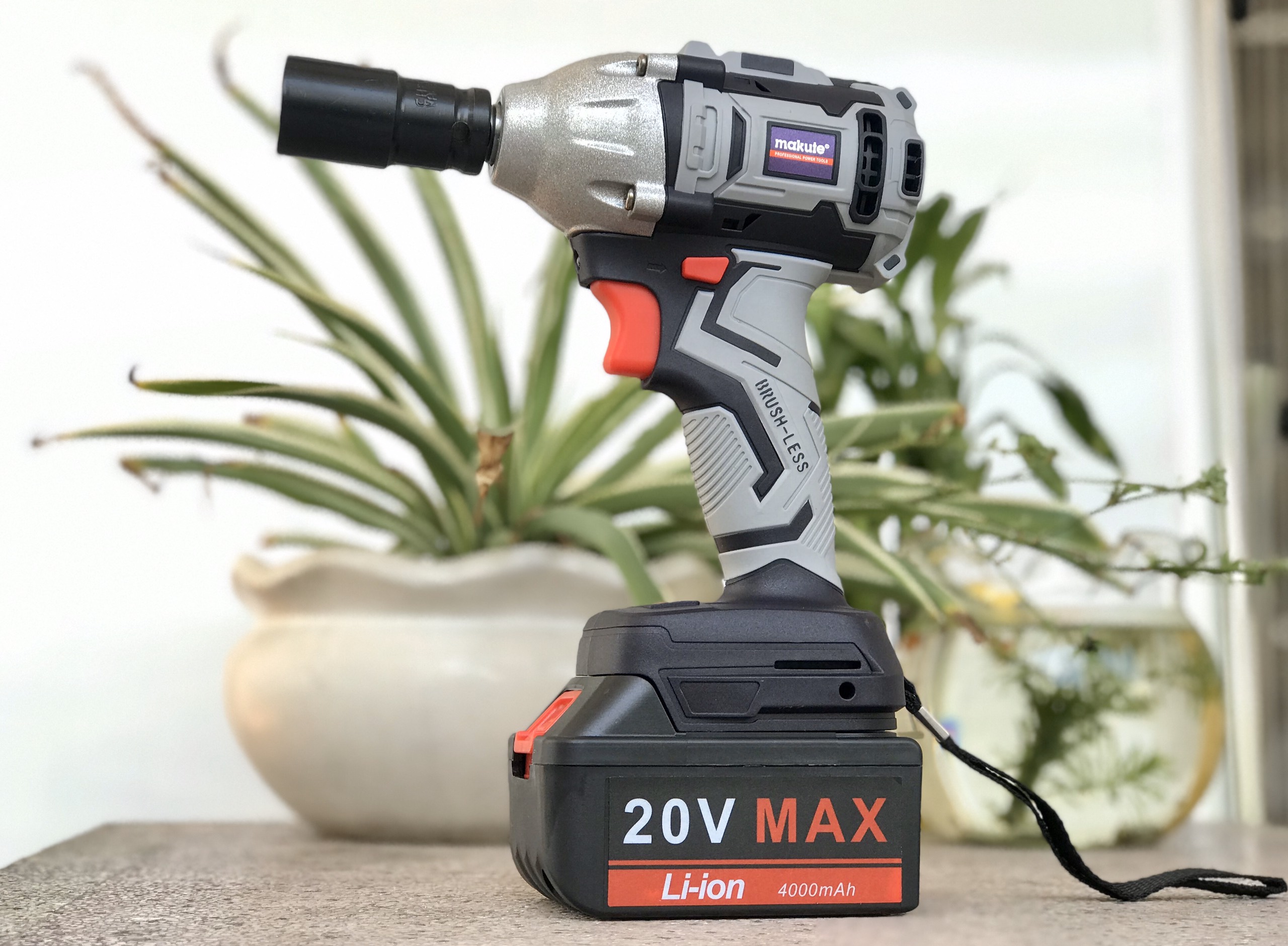 Máy vặn siết bu lông dùng pin 20V MAKUTE 20V CW001 - Hàng chính hãng
