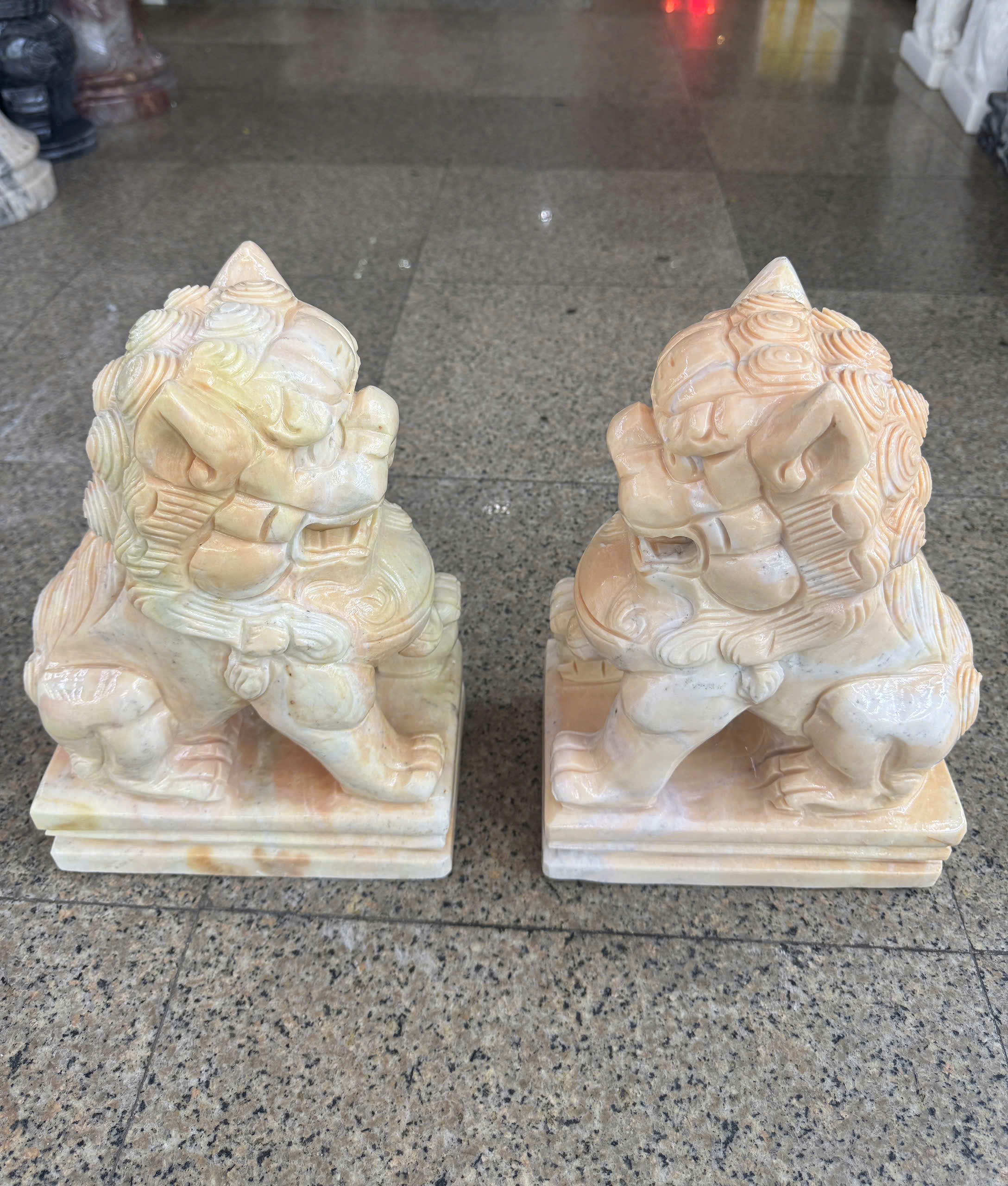 Cặp tượng Kỳ Lân phong thủy đá vàng cà rốt gác cổng, để mộ, trang trí bàn thờ thần tài - Cao 30 cm