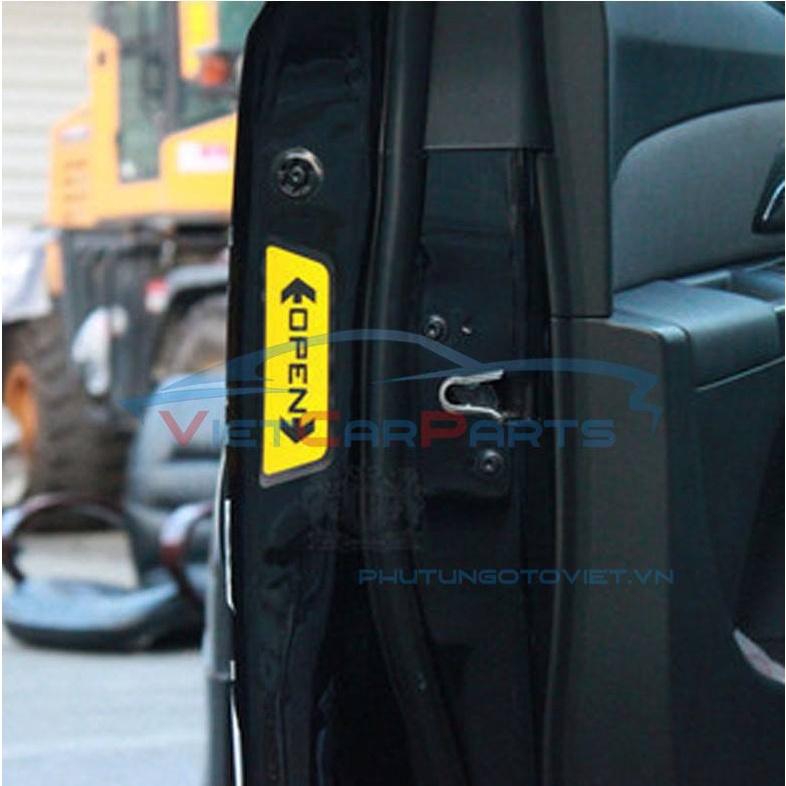 Decal phản quang dán cánh cửa ô tô chống va chạm