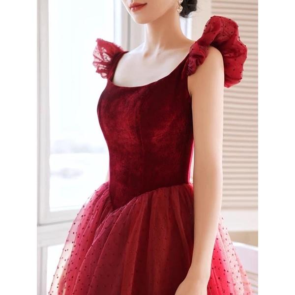 Váy đỏ xoè bồng bềnh phong cách tiểu thư, nàng thơ, công chúa