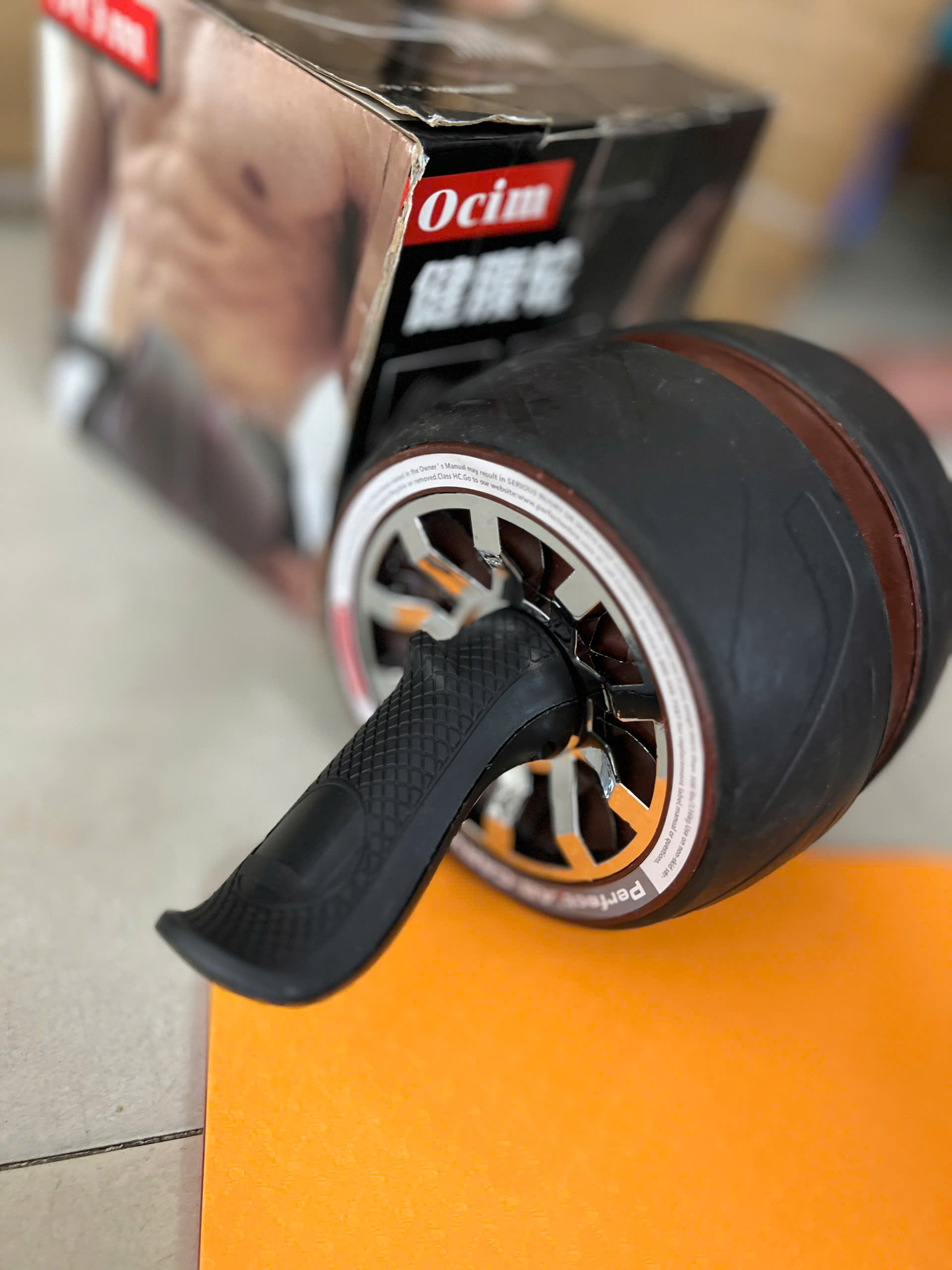 Con lăn tập cơ bụng AB Carver Pro kèm thảm kê gối tiện dụng, có lò xo đàn hồi giúp việc tập luyện trở lên dễ dàng hơn.