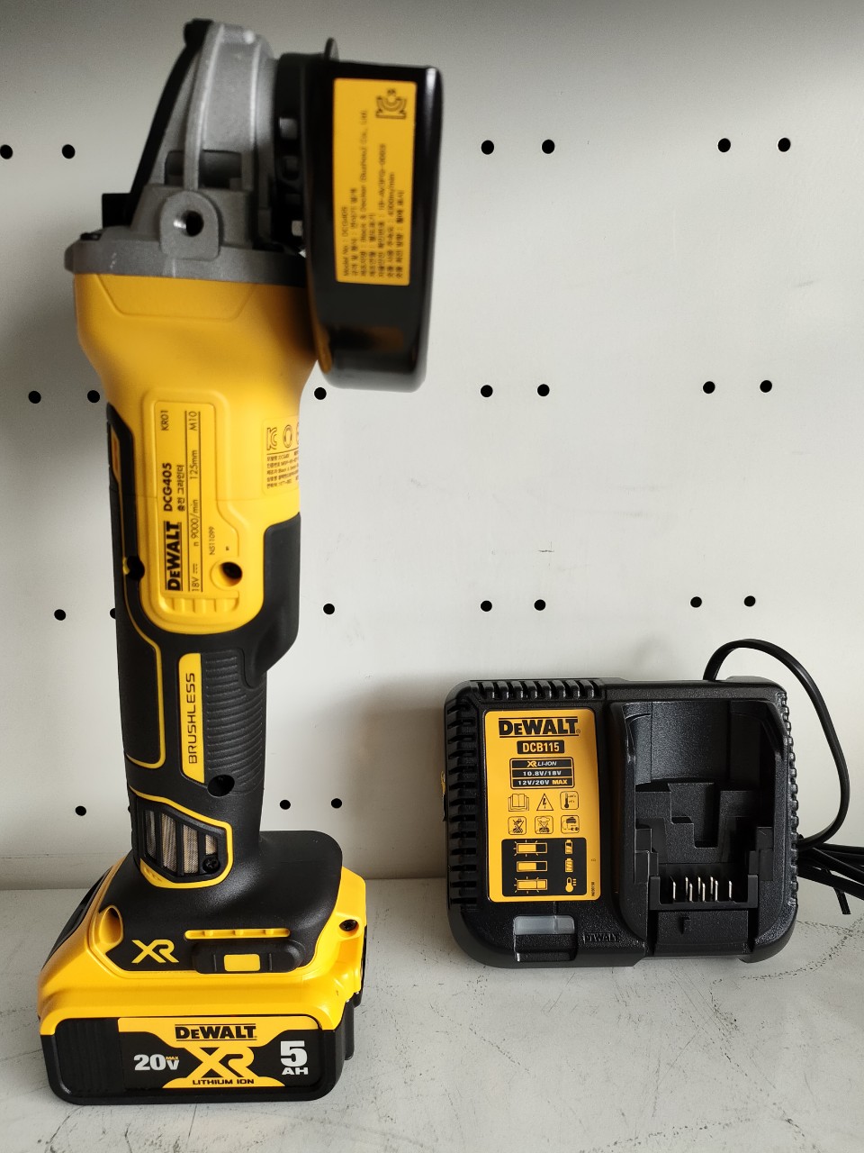 CHÍNH HÃNG - Máy mài cầm tay dùng pin 18V / 20Vmax DEWALT DCG405P1