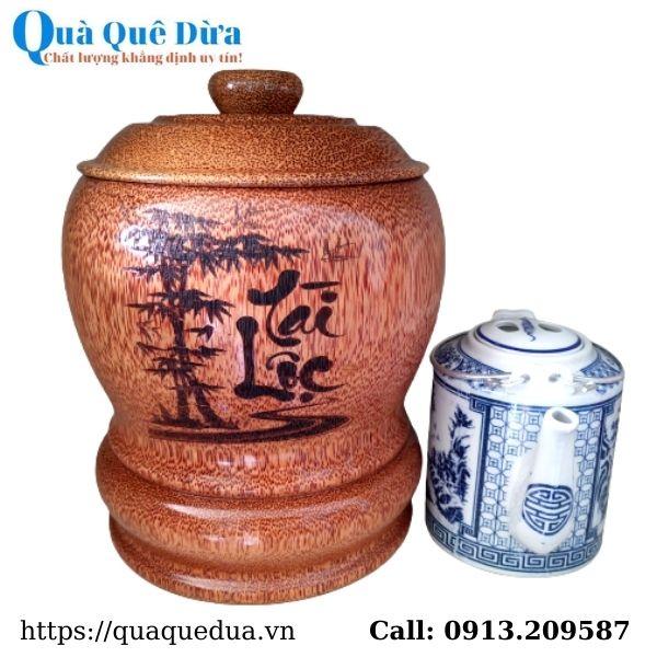 Bộ Bình Trà Gỗ Dừa Khắc Hoa Văn Lồng Chữ "Cát Tường" Và Bình Trà 700 - 950ml - Sản Phẩm Được Sản Xuất Tại Bến Tre
