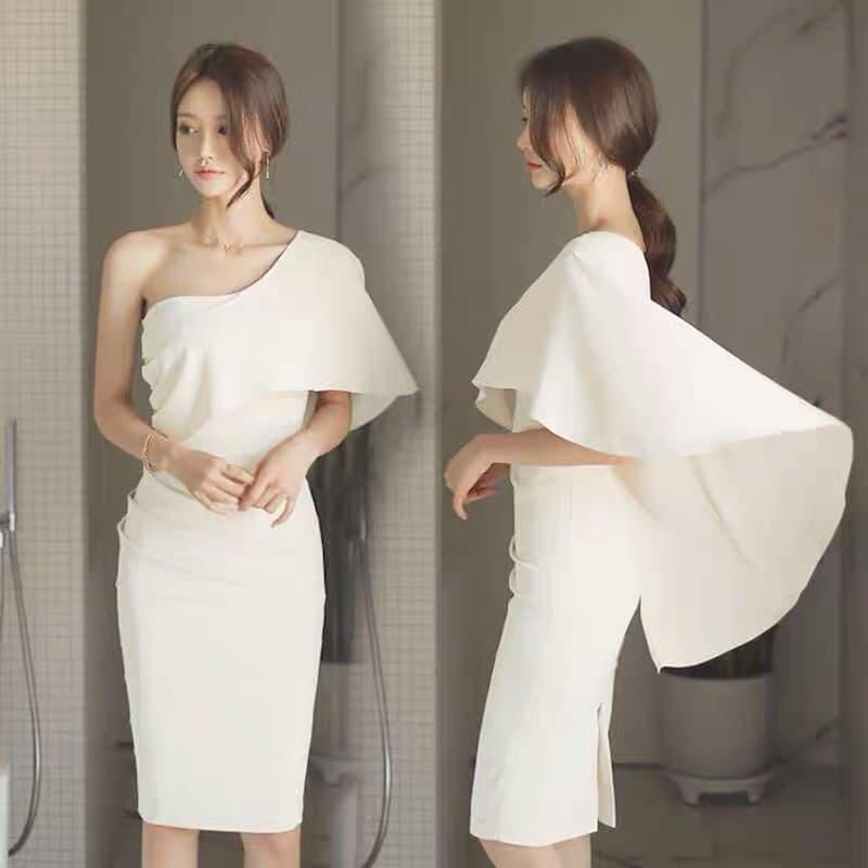 Đầm Body Trễ Vai 1 Bên chất vải Thun poly dầy dặn,mềm mịn và co giãn nhẹ. Đầm được thiết kế kiểu trễ vai xéo 1 bên,kiểu dáng ôm body quyến rũ,và được may trên nền vải trắng sang trọng. Thích hợp đi làm công sở,đi chơi,đi tiệc