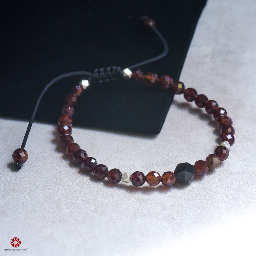 Vòng tay Mala Garnet - Ngọc Hồng Lựu 6mm mix Obsidian là món quà đặc biệt dành tặng phái nữ | Hợp mệnh Hỏa, Thổ | VietGemstones