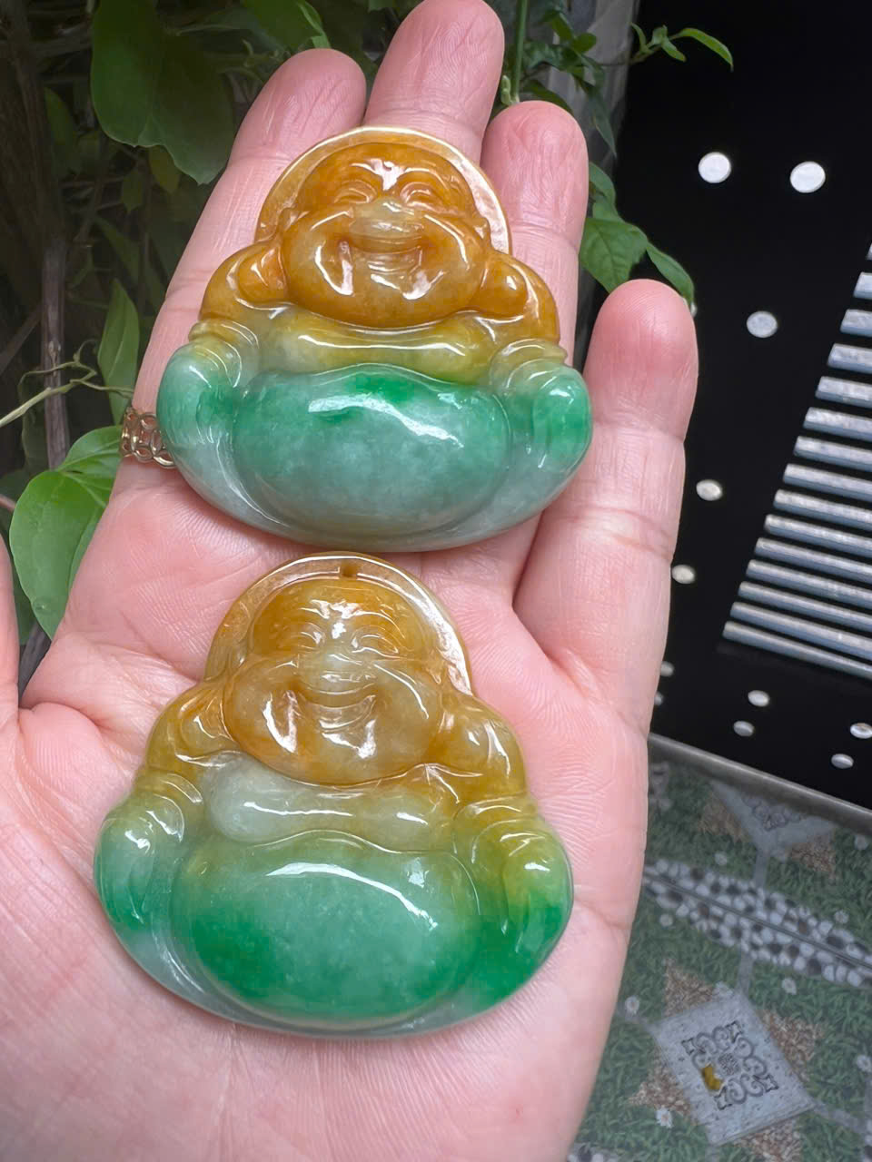 Mặt dây chuyền Phật Di Lặc Cẩm Thạch Vàng Xanh tự nhiên mới đẹp Kt Cao 49mm Ngang 49mm Dầy 12mm Nam Nữ về bọc vàng lên đeo tốt đẹp ạ
