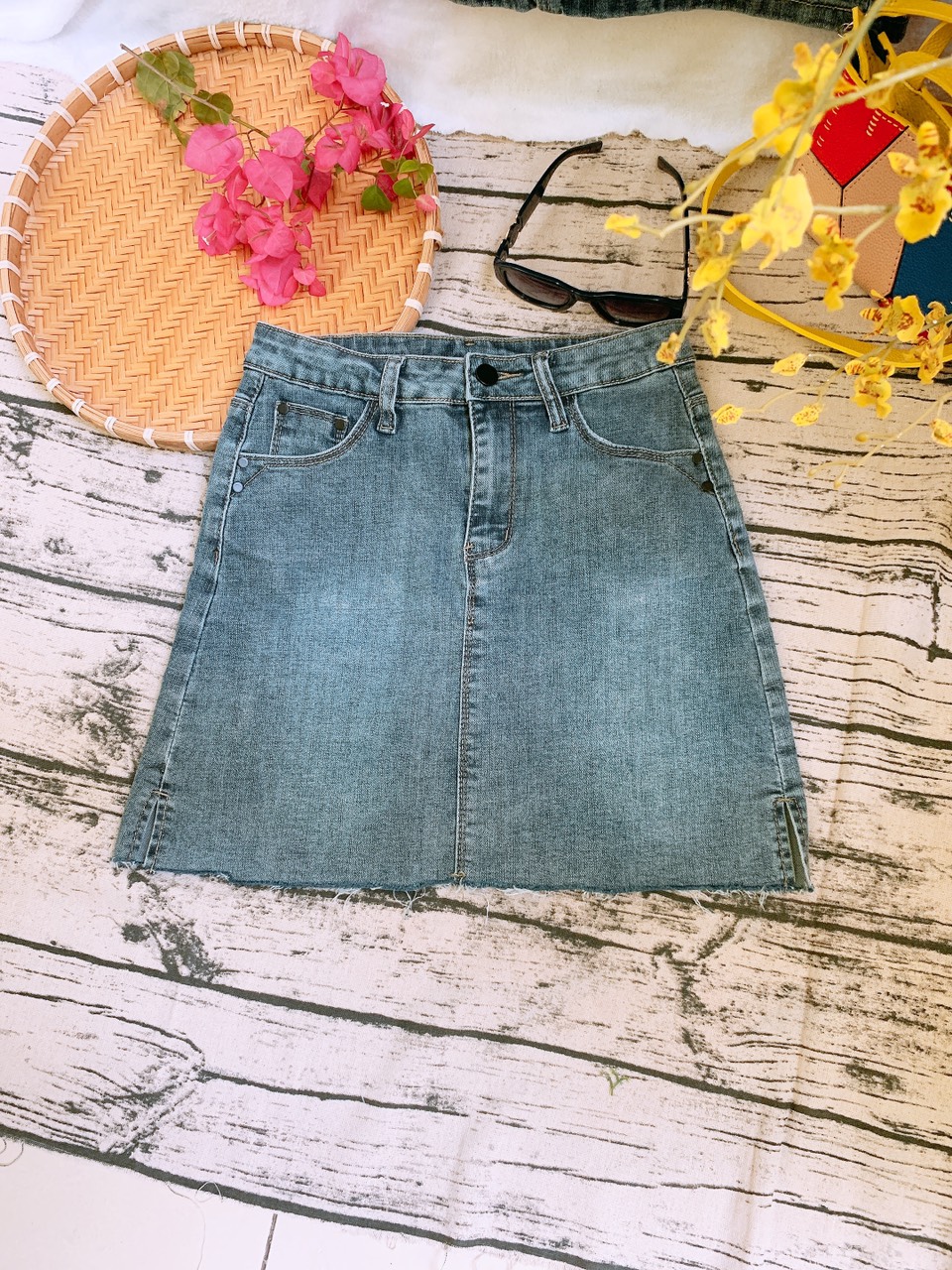 Chân váy quần jeans tua rua xẻ tà