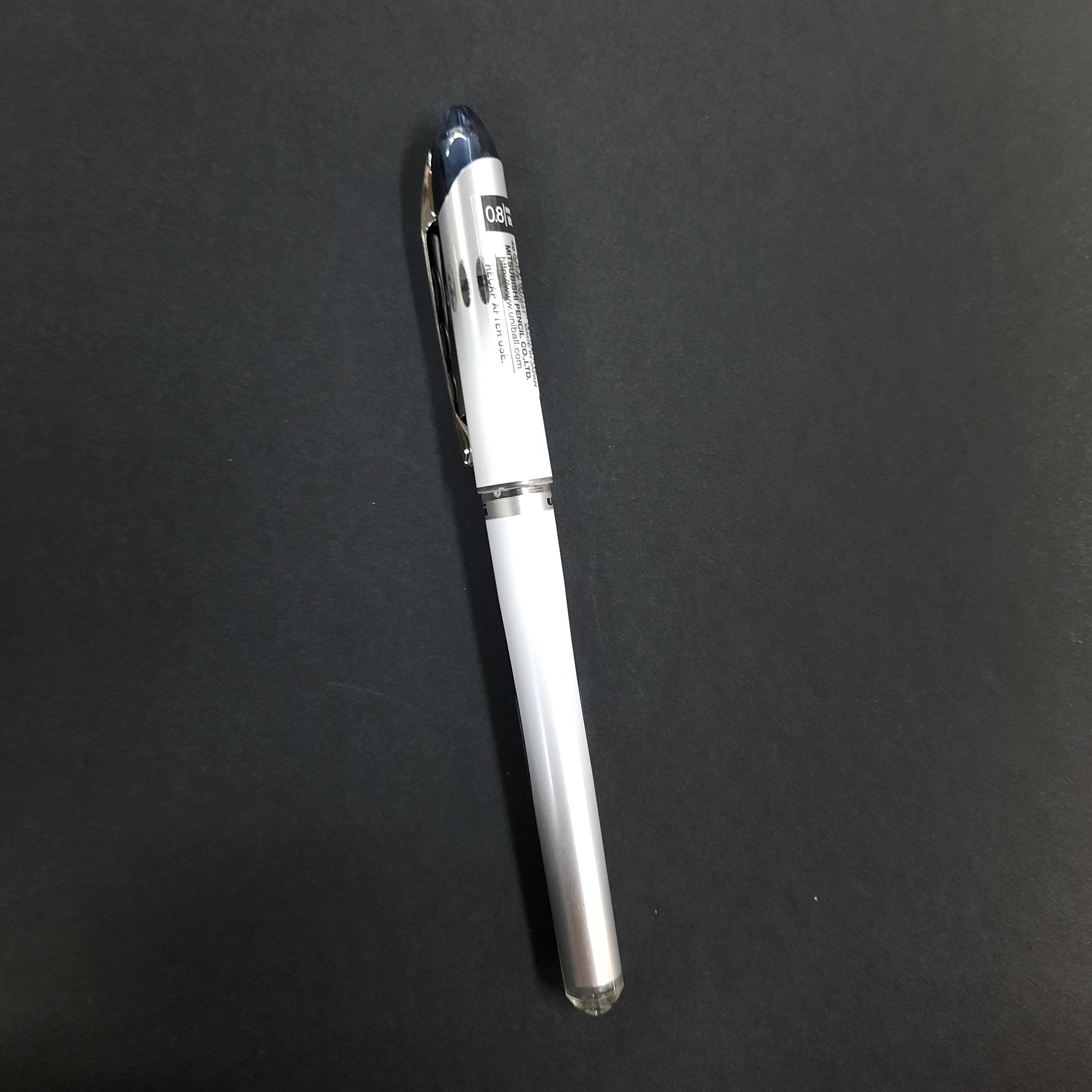 Bút nước uni-ball UB 200 ngòi 0.8mm.
