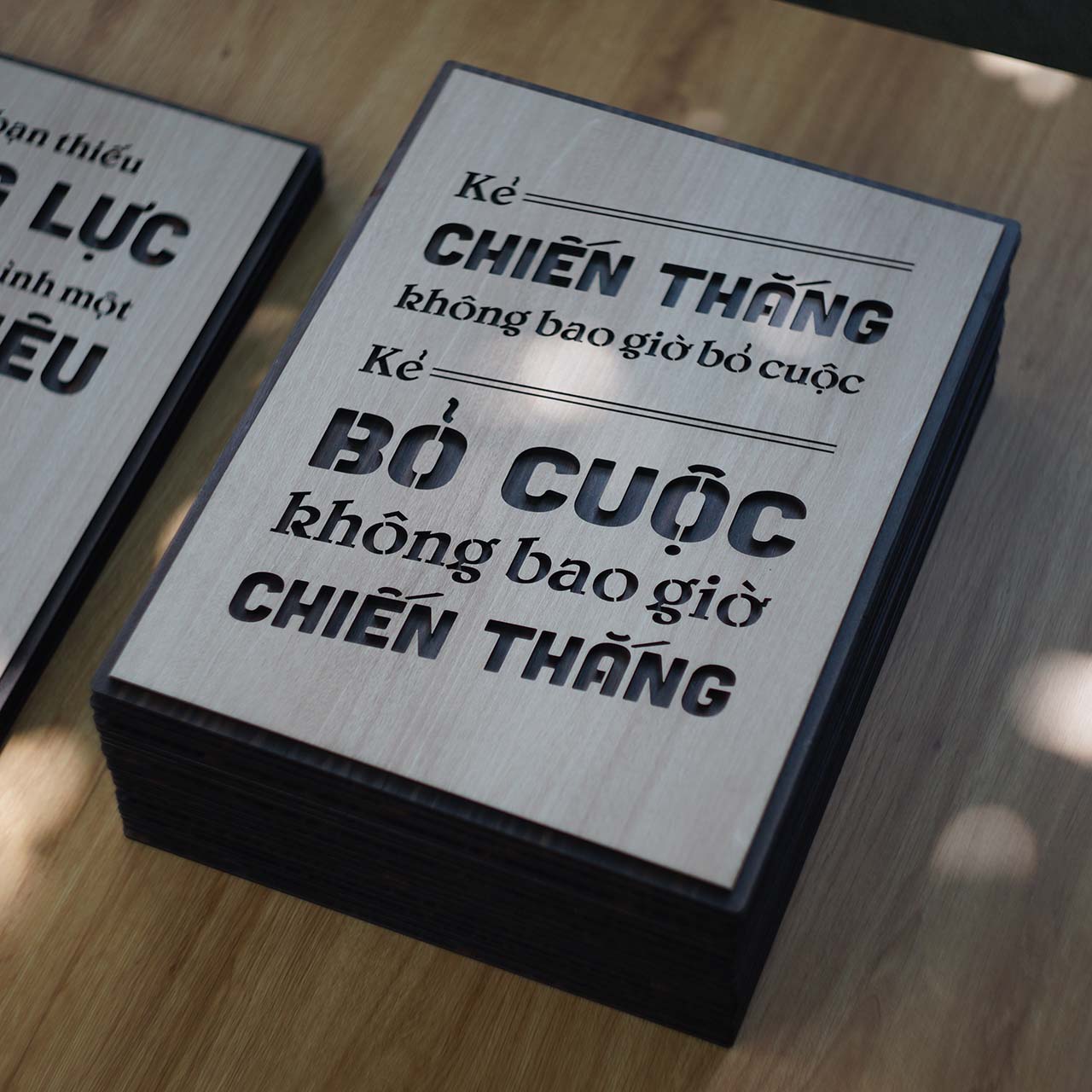 Tranh Slogan TBIG102: Kẻ chiến thắng không bao giờ bỏ cuộc, kẻ bỏ cuộc không bao giờ chiến thắng