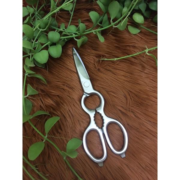 Kéo bếp đa năng Nhật Kai siêu sắc bén, bền bỉ, có trợ lực, khóa an toàn, tháo ra lắp ráp tiện lợi, dễ sử dụng.