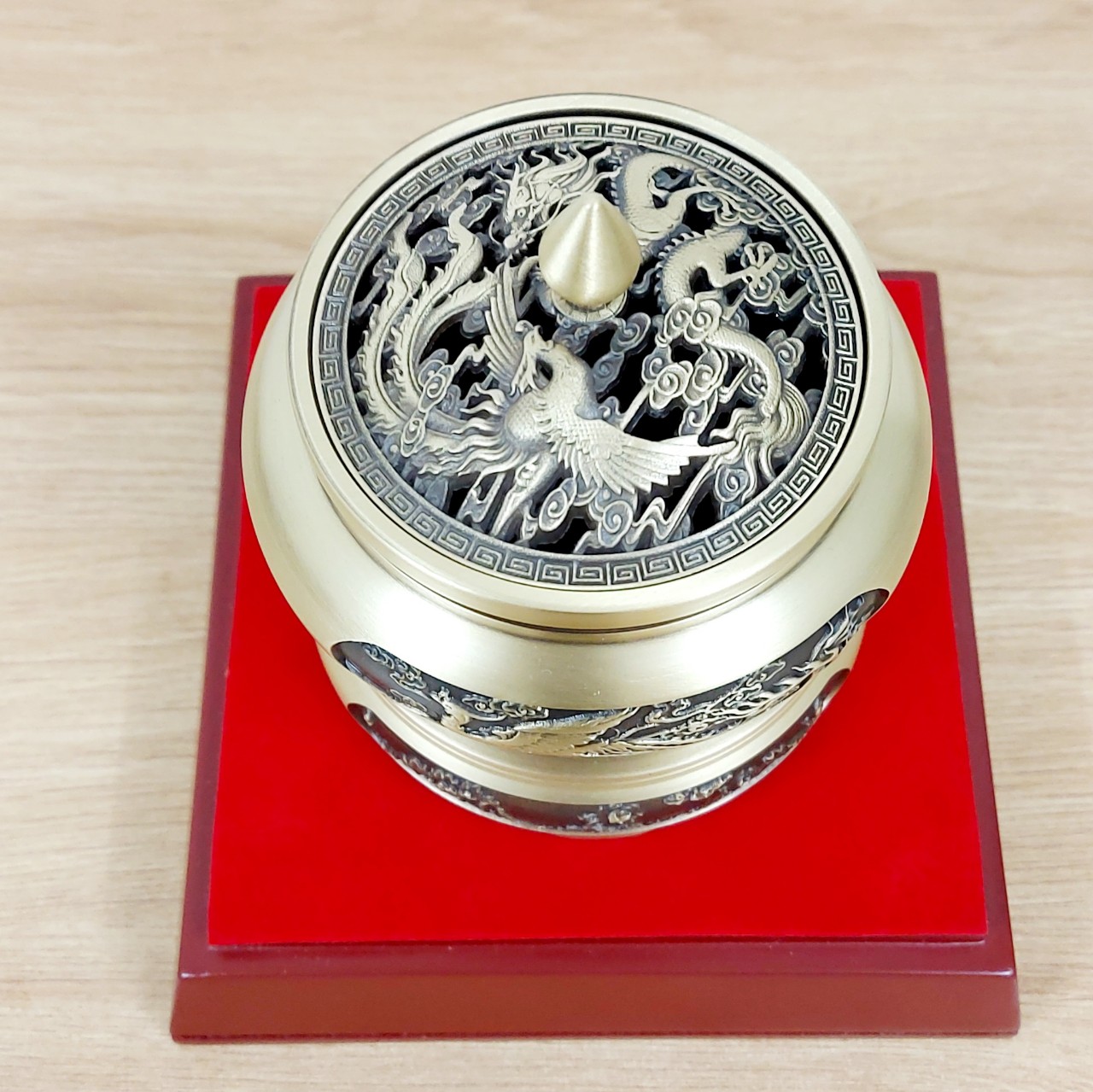 Lư xông trầm hương bằng đồng chạm hoa văn tinh xảo