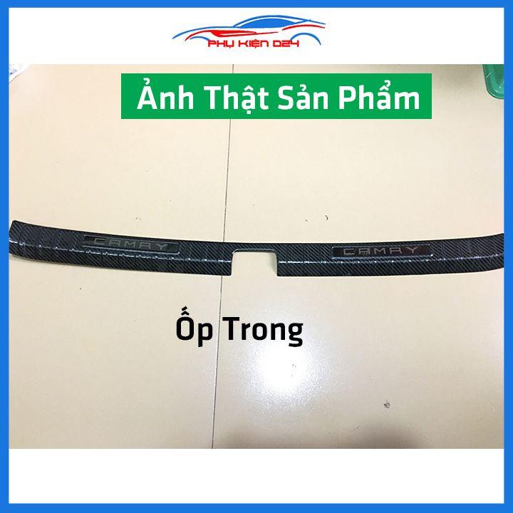 Ốp chống trầy cốp Camry 2019-2020-2021-2022 thép không gỉ vân Cacbon bảo vệ xe chống va đập