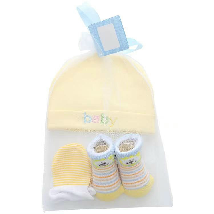 Combo 3 món cao cấp dùng cho bé gồm tất( vớ), bao tay, mũ nón sơ sinh đựng trong túi lưới
