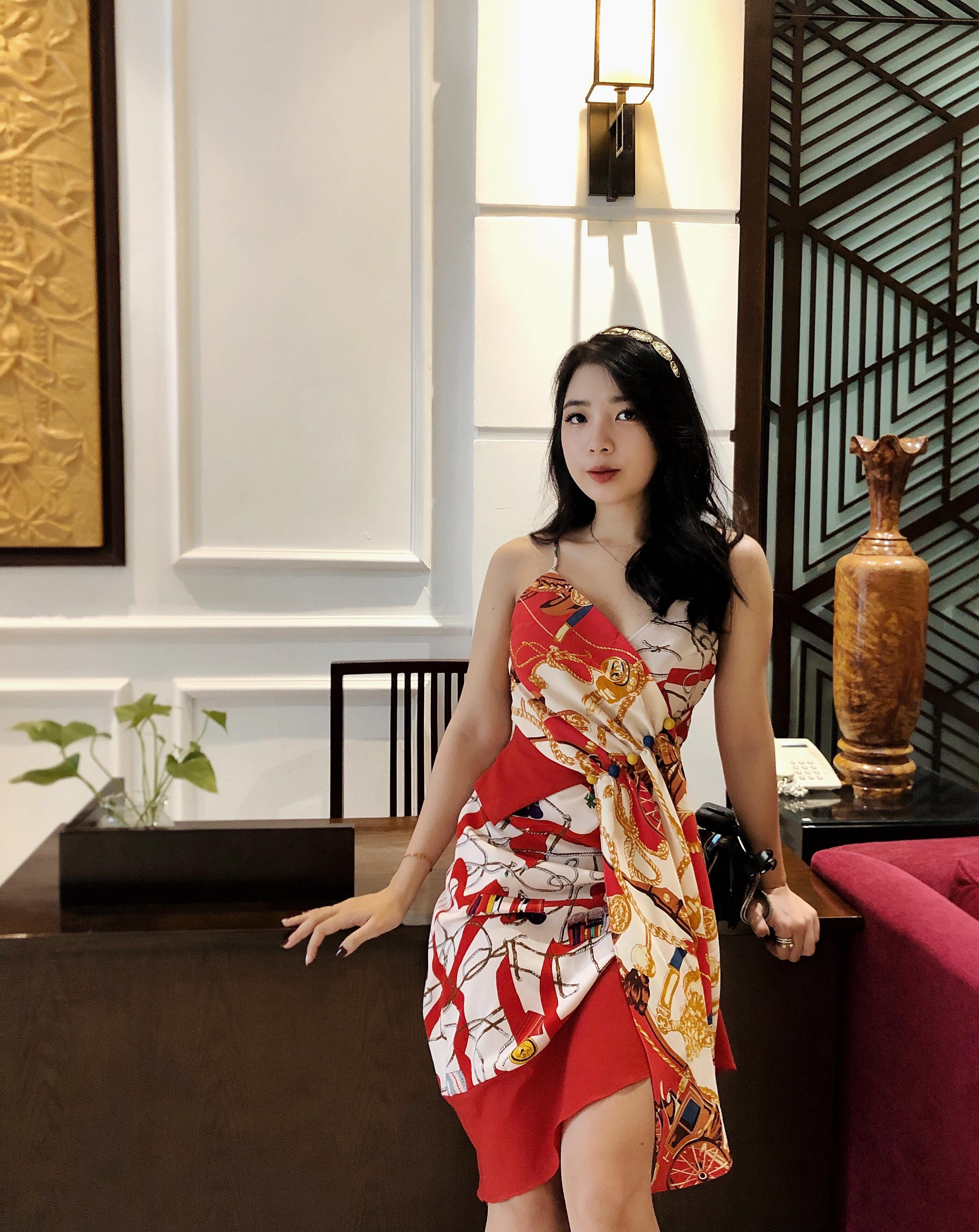 Váy hai dây xếp vạt chéo hai lớp mã IVDD2004 thiết kế bất đối xứng phối vải họa tiết dây xích sang chảnh màu đỏ
