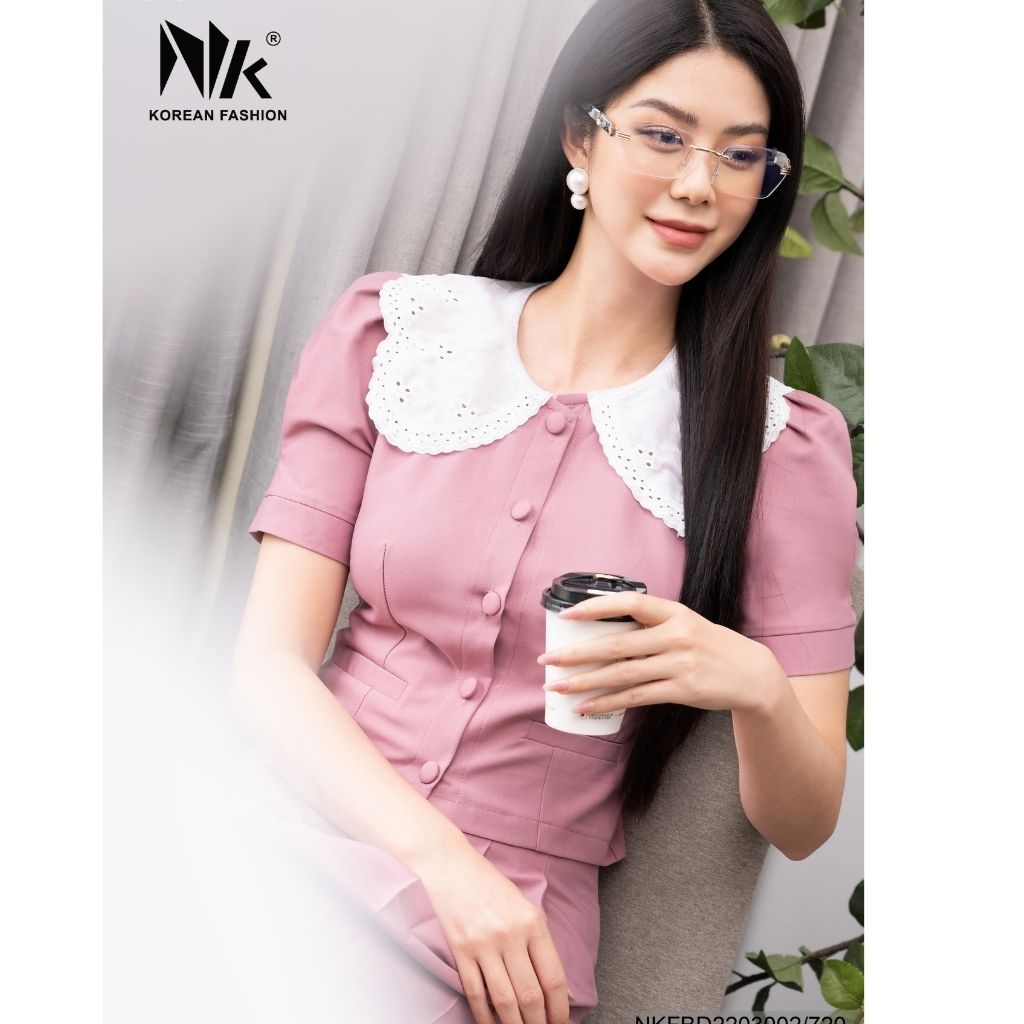 Set Áo Croptop Và Váy Công Sở NK Fashion Thiết Kế Cổ Ren, Chân Xếp Ly Thanh Lịch, Chất Liệu Vải Nhập Khẩu Hàn Mềm Mại NKFBD2203002