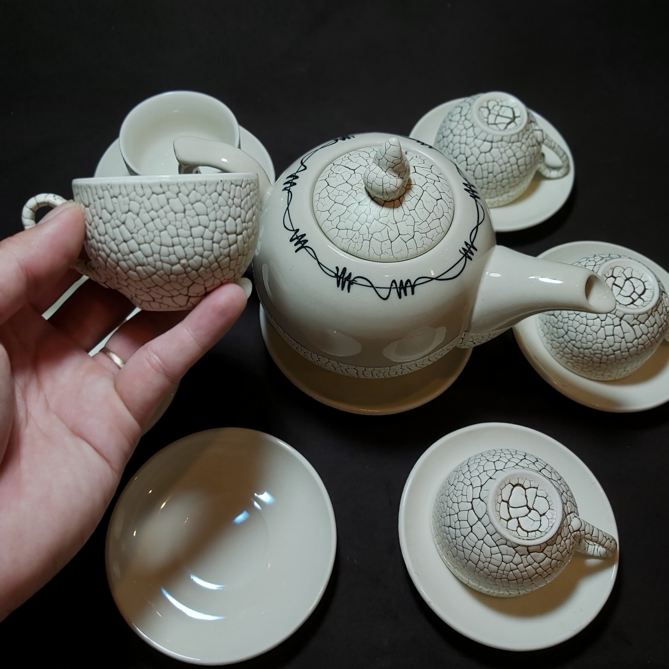 Bộ Ấm Uống trà mẫu Tròn – Hoa văn nổi sần kiểu đất nẻ cực đẹp – 1 ấm, 6 ly, 7 dĩa – Màu Trắng Ngà Ivory